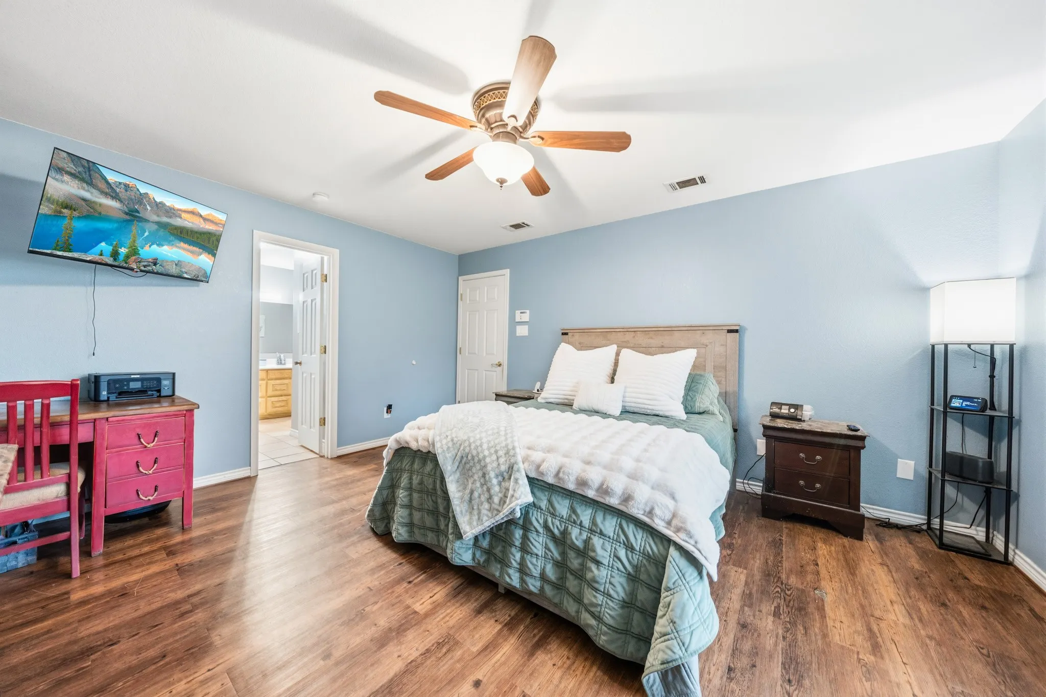 Single Family Residence For Sale in Hill County , 900 E Chad Street, Whitney, Texas 76692, 3 Bedroom, 4 Bathroom, 2 Garage spaces, 2,252 Sqft, built in 2004, mls#21353083, Real Estate Agent in Whitney, Homes For Sale in Hill county, Homes For Sale in Whitney, Realtor in Whitney Texas, Real Estate Brokerage Independent Realty Texas, Luminita Cordes Realtor