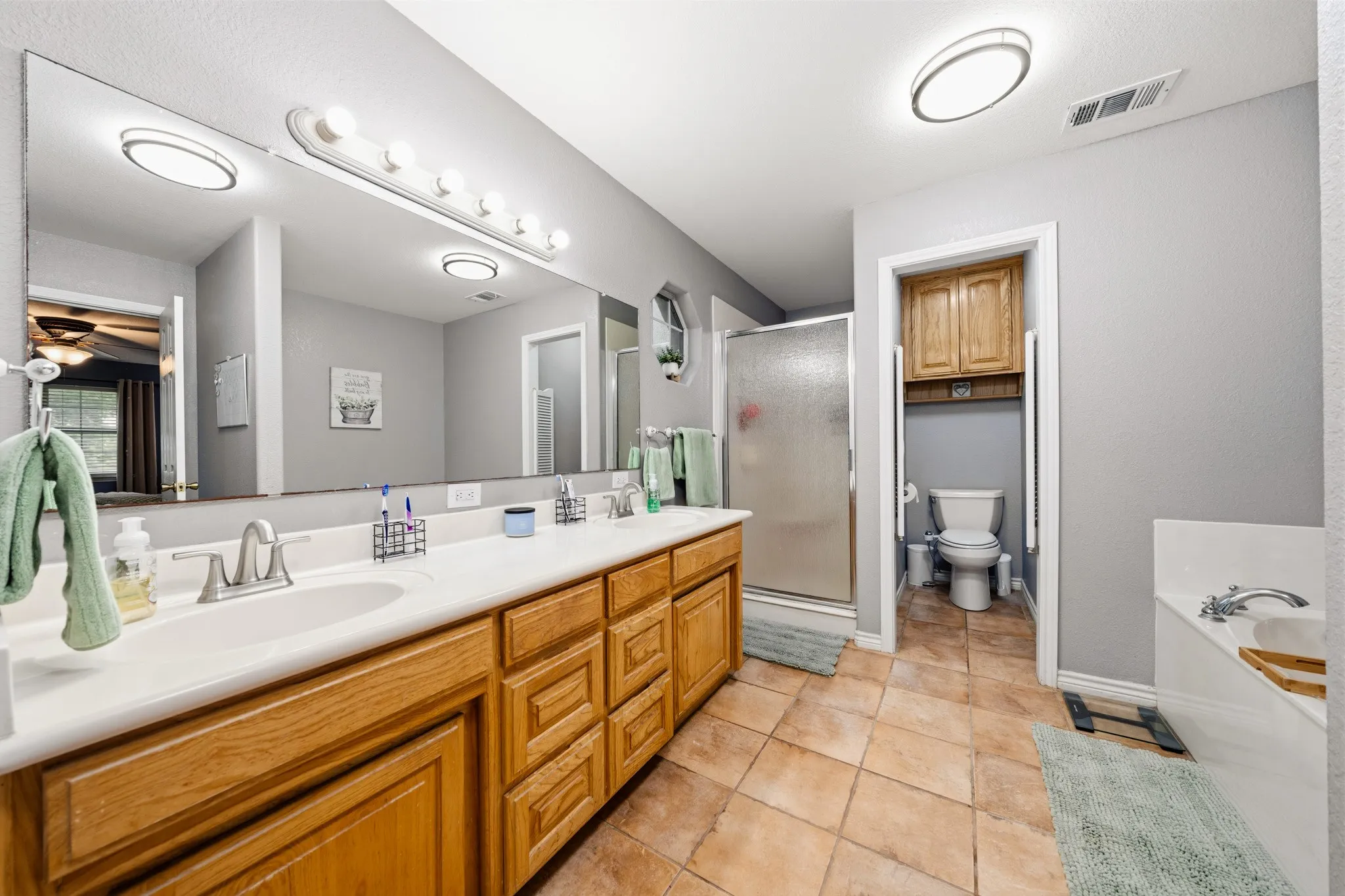 Single Family Residence For Sale in Hill County , 900 E Chad Street, Whitney, Texas 76692, 3 Bedroom, 4 Bathroom, 2 Garage spaces, 2,252 Sqft, built in 2004, mls#21353083, Real Estate Agent in Whitney, Homes For Sale in Hill county, Homes For Sale in Whitney, Realtor in Whitney Texas, Real Estate Brokerage Independent Realty Texas, Luminita Cordes Realtor