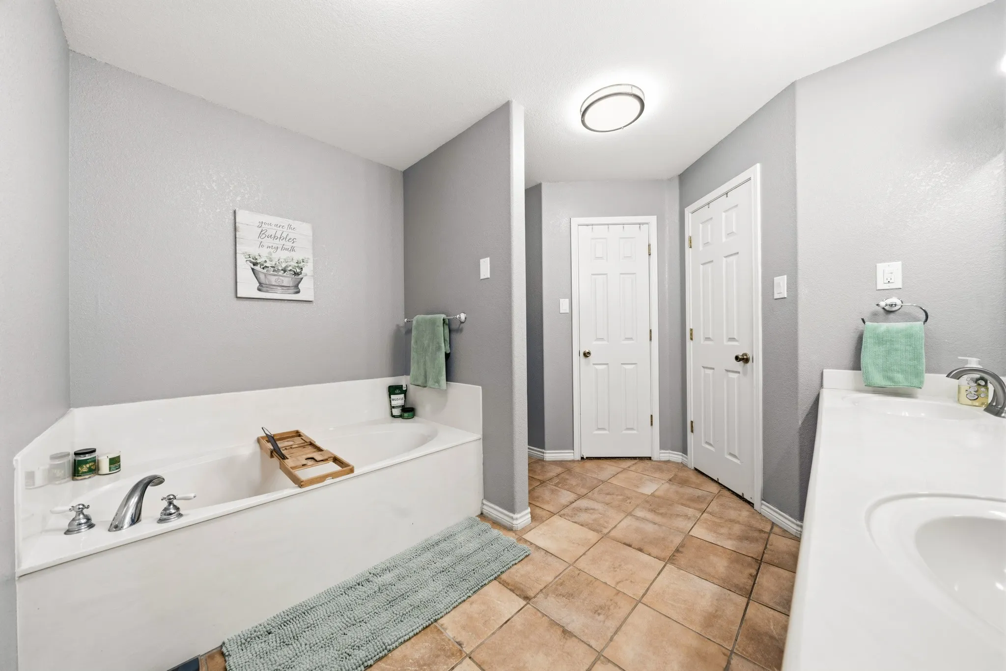 Single Family Residence For Sale in Hill County , 900 E Chad Street, Whitney, Texas 76692, 3 Bedroom, 4 Bathroom, 2 Garage spaces, 2,252 Sqft, built in 2004, mls#21353083, Real Estate Agent in Whitney, Homes For Sale in Hill county, Homes For Sale in Whitney, Realtor in Whitney Texas, Real Estate Brokerage Independent Realty Texas, Luminita Cordes Realtor