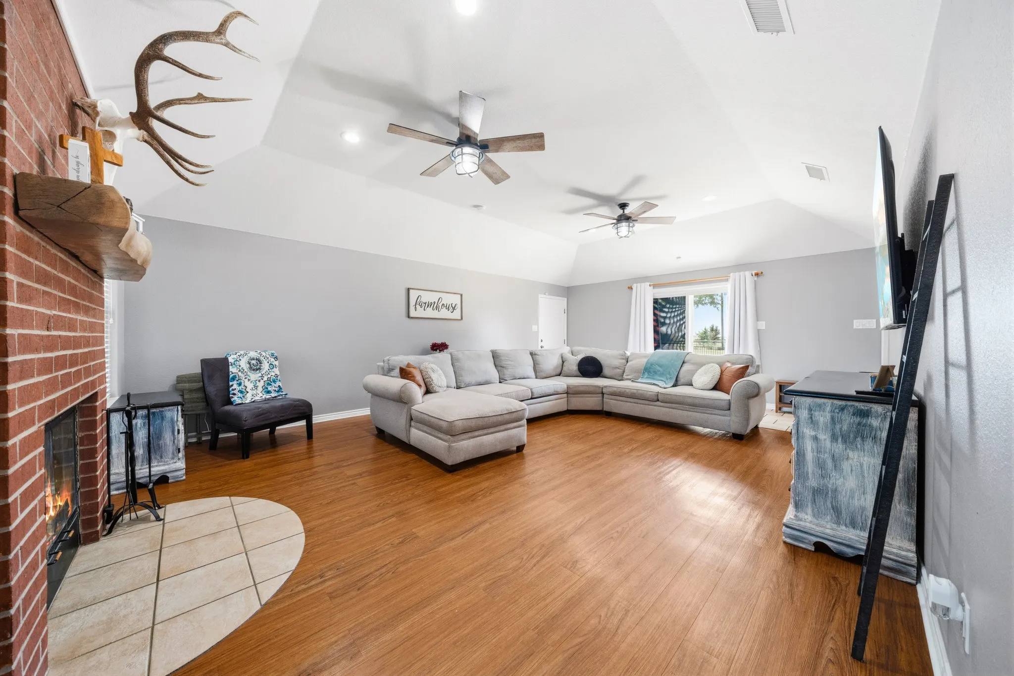 Single Family Residence For Sale in Hill County , 900 E Chad Street, Whitney, Texas 76692, 3 Bedroom, 4 Bathroom, 2 Garage spaces, 2,252 Sqft, built in 2004, mls#21353083, Real Estate Agent in Whitney, Homes For Sale in Hill county, Homes For Sale in Whitney, Realtor in Whitney Texas, Real Estate Brokerage Independent Realty Texas, Luminita Cordes Realtor