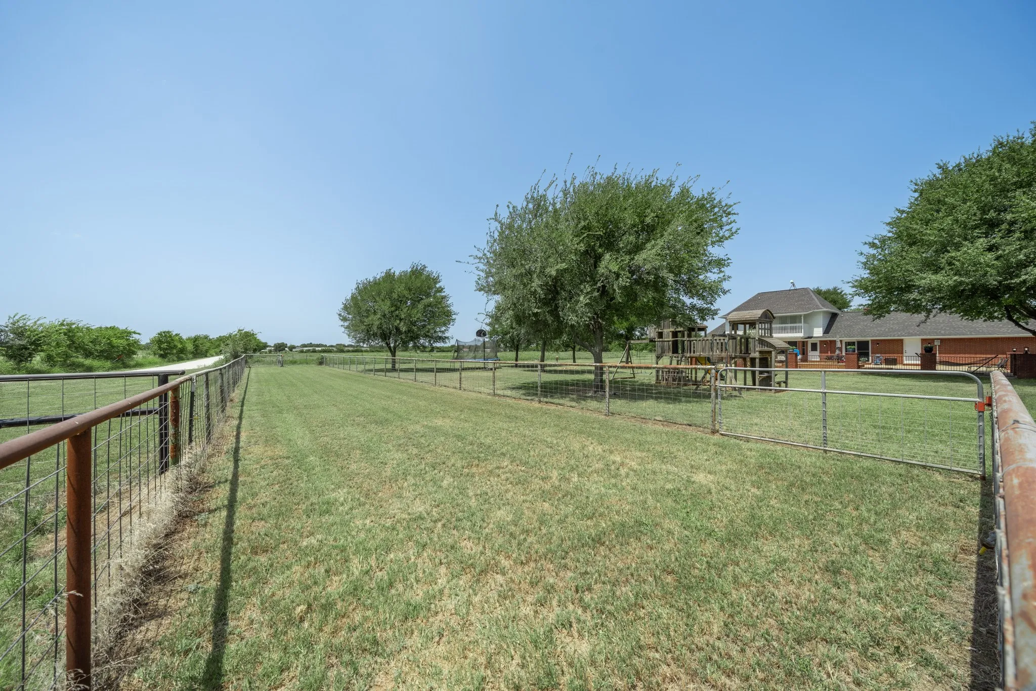 Single Family Residence For Sale in Hill County , 900 E Chad Street, Whitney, Texas 76692, 3 Bedroom, 4 Bathroom, 2 Garage spaces, 2,252 Sqft, built in 2004, mls#21353083, Real Estate Agent in Whitney, Homes For Sale in Hill county, Homes For Sale in Whitney, Realtor in Whitney Texas, Real Estate Brokerage Independent Realty Texas, Luminita Cordes Realtor
