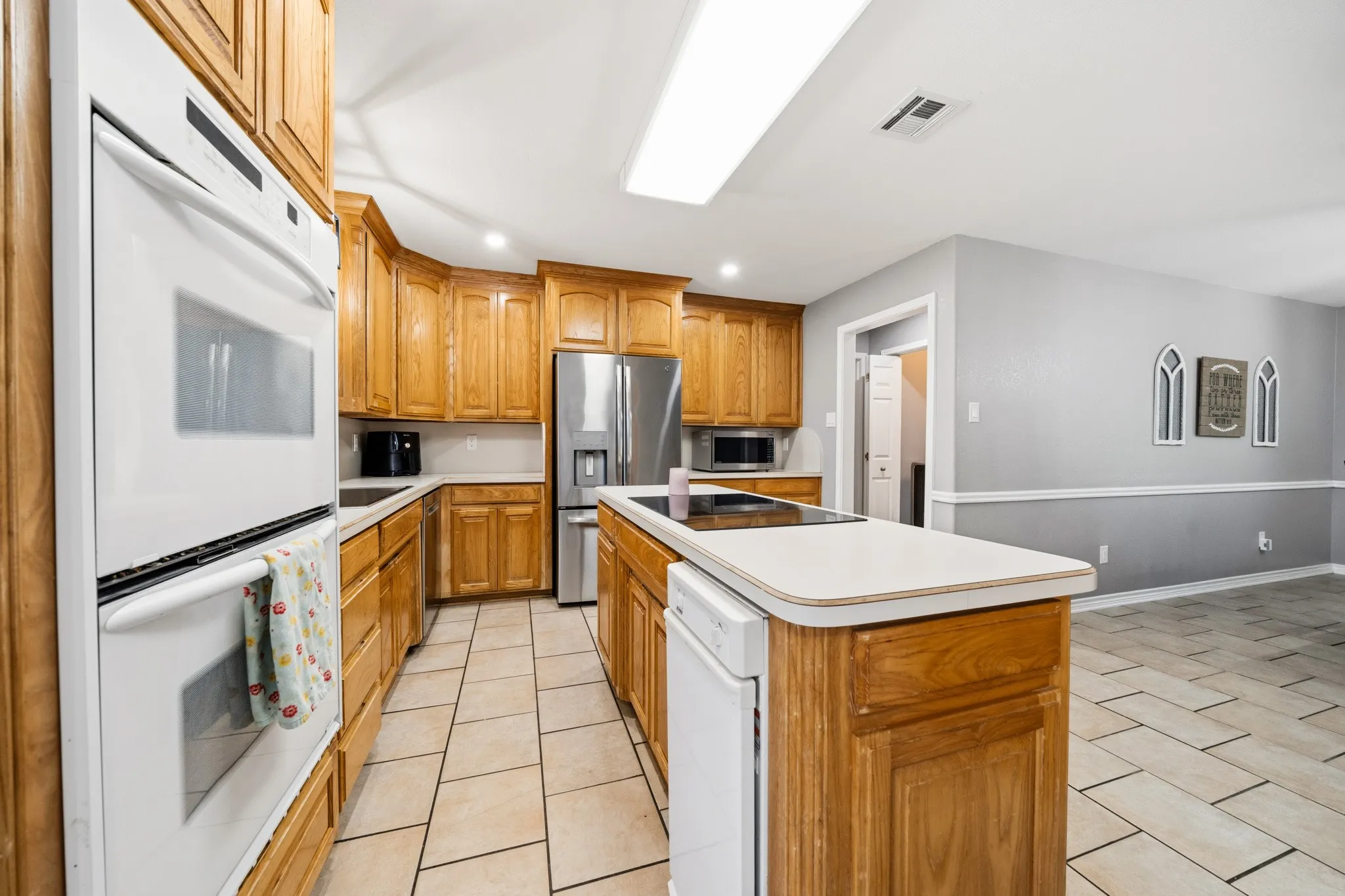 Single Family Residence For Sale in Hill County , 900 E Chad Street, Whitney, Texas 76692, 3 Bedroom, 4 Bathroom, 2 Garage spaces, 2,252 Sqft, built in 2004, mls#21353083, Real Estate Agent in Whitney, Homes For Sale in Hill county, Homes For Sale in Whitney, Realtor in Whitney Texas, Real Estate Brokerage Independent Realty Texas, Luminita Cordes Realtor