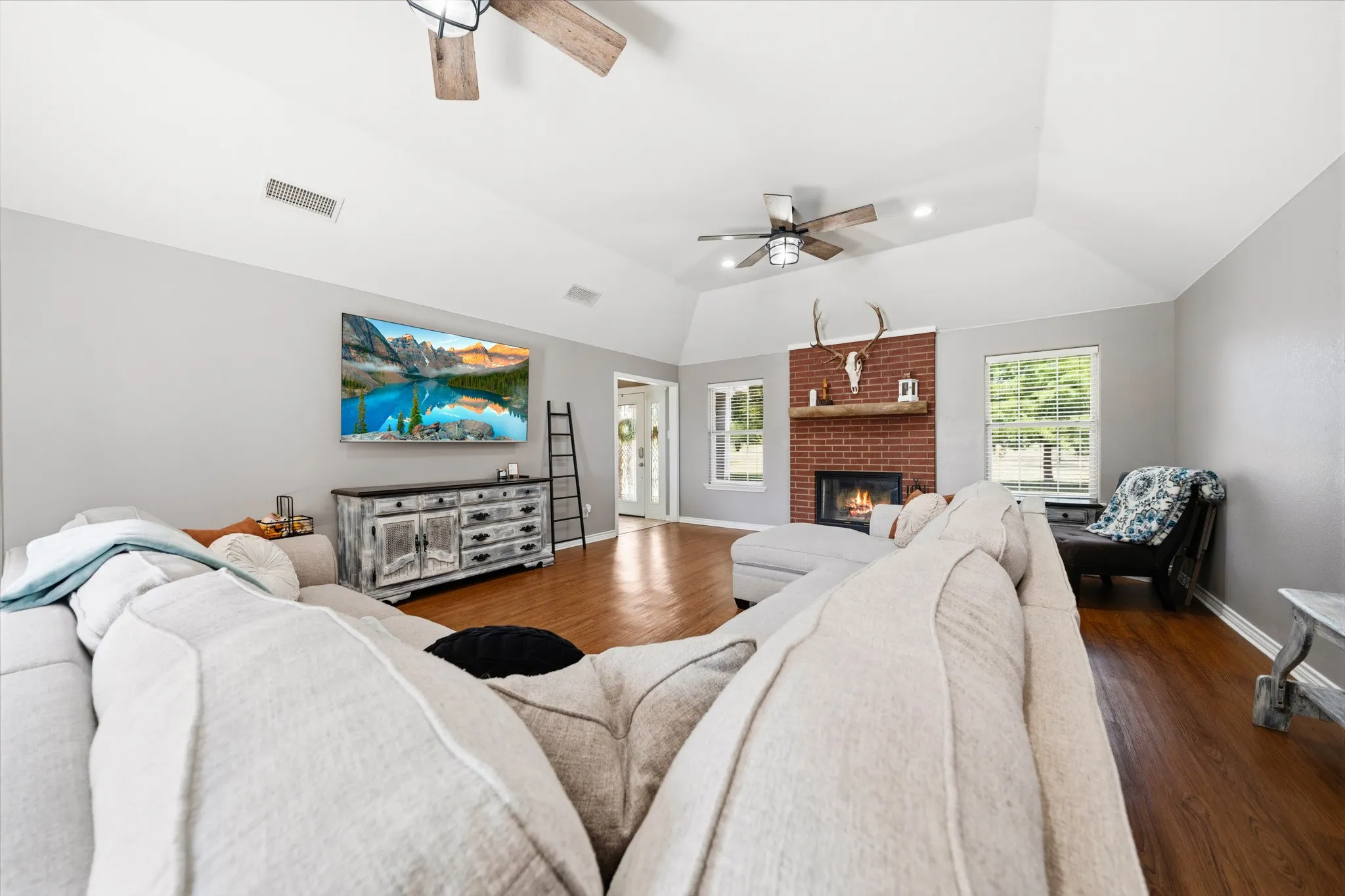 Single Family Residence For Sale in Hill County , 900 E Chad Street, Whitney, Texas 76692, 3 Bedroom, 4 Bathroom, 2 Garage spaces, 2,252 Sqft, built in 2004, mls#21353083, Real Estate Agent in Whitney, Homes For Sale in Hill county, Homes For Sale in Whitney, Realtor in Whitney Texas, Real Estate Brokerage Independent Realty Texas, Luminita Cordes Realtor