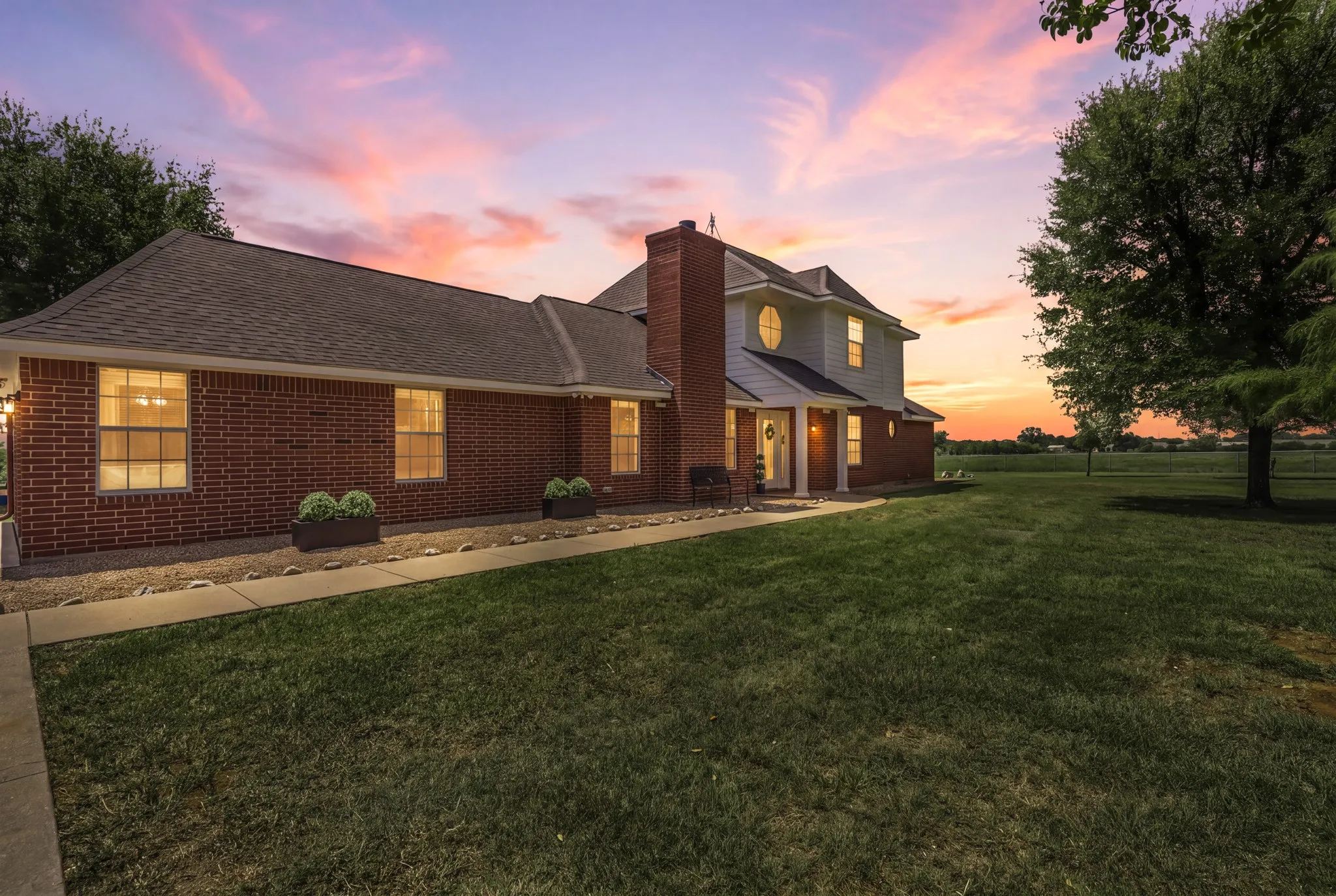 Single Family Residence For Sale in Hill County , 900 E Chad Street, Whitney, Texas 76692, 3 Bedroom, 4 Bathroom, 2 Garage spaces, 2,252 Sqft, built in 2004, mls#21353083, Real Estate Agent in Whitney, Homes For Sale in Hill county, Homes For Sale in Whitney, Realtor in Whitney Texas, Real Estate Brokerage Independent Realty Texas, Luminita Cordes Realtor