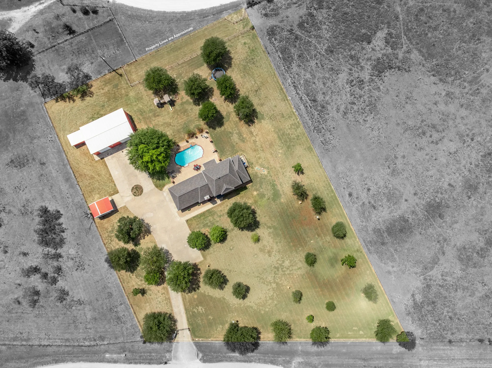Single Family Residence For Sale in Hill County , 900 E Chad Street, Whitney, Texas 76692, 3 Bedroom, 4 Bathroom, 2 Garage spaces, 2,252 Sqft, built in 2004, mls#21353083, Real Estate Agent in Whitney, Homes For Sale in Hill county, Homes For Sale in Whitney, Realtor in Whitney Texas, Real Estate Brokerage Independent Realty Texas, Luminita Cordes Realtor