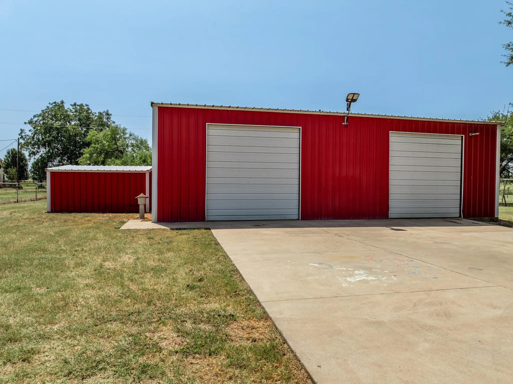 Single Family Residence For Sale in Hill County , 900 E Chad Street, Whitney, Texas 76692, 3 Bedroom, 4 Bathroom, 2 Garage spaces, 2,252 Sqft, built in 2004, mls#21353083, Real Estate Agent in Whitney, Homes For Sale in Hill county, Homes For Sale in Whitney, Realtor in Whitney Texas, Real Estate Brokerage Independent Realty Texas, Luminita Cordes Realtor