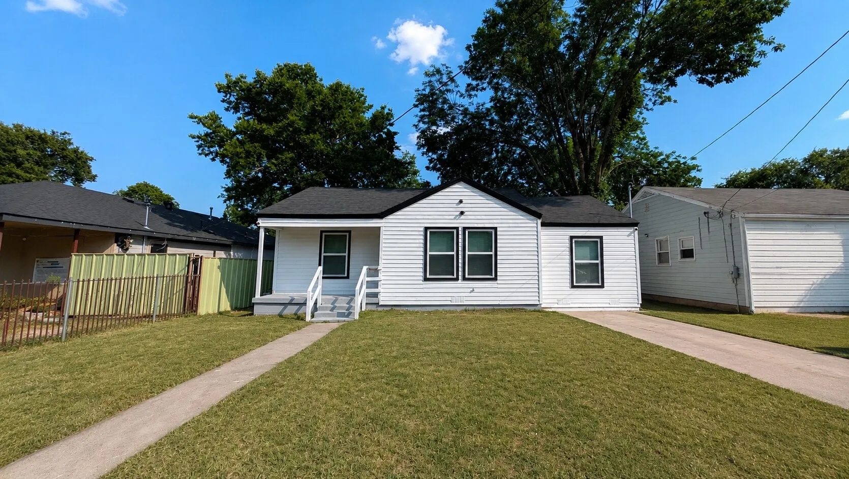 Remodeled 4 bathrooms and 3 full minutes away from downtown Dallas