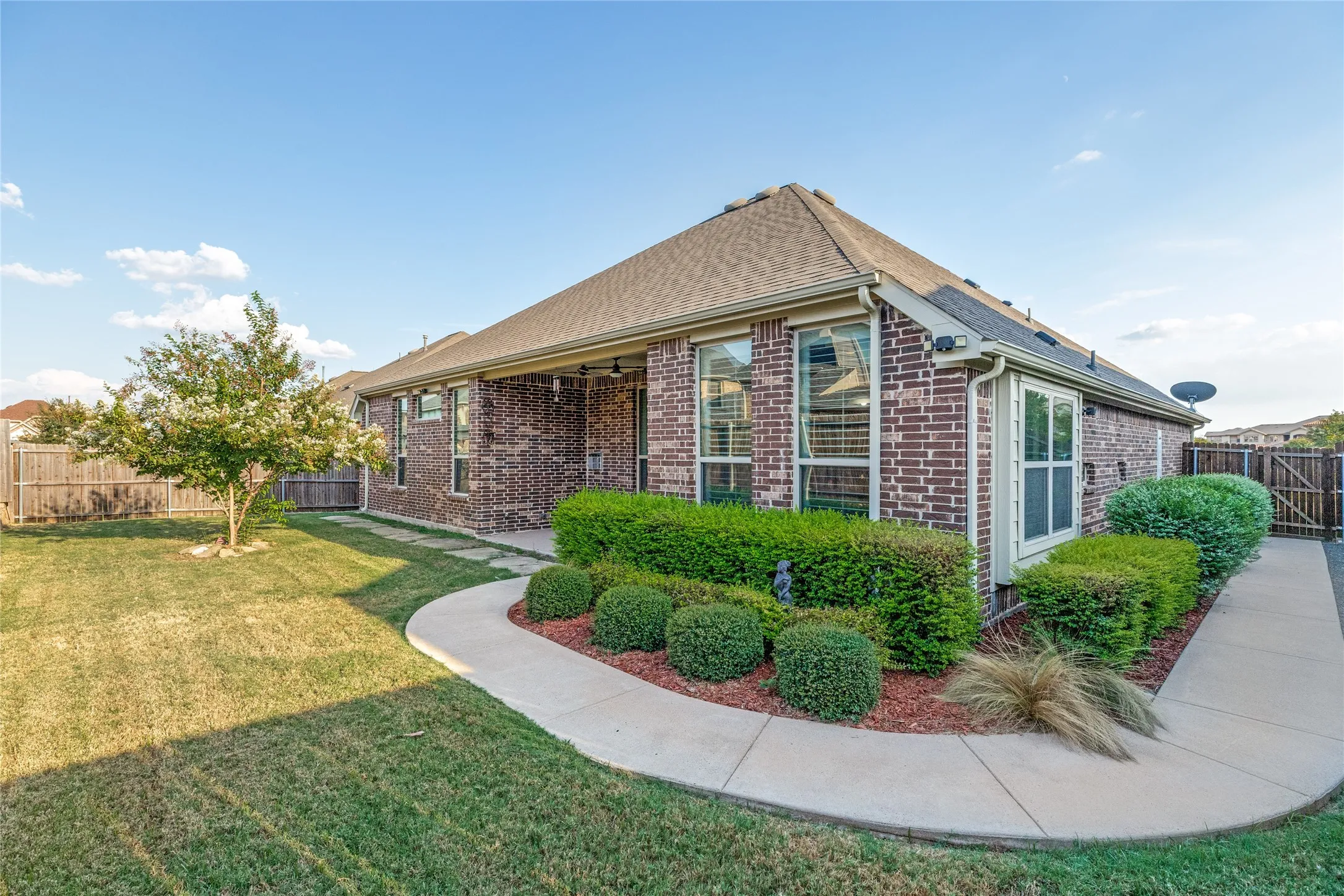 Single Family Residence For Sale in Denton County , 2362 Walnut Grove Lane, Frisco, Texas 75034, 3 Bedroom, 2 Bathroom, 3 Garage spaces, 2,173 Sqft, built in 2014, mls#21351638, Real Estate Agent in Frisco, Homes For Sale in Denton county, Homes For Sale in Frisco, Realtor in Frisco Texas, Real Estate Brokerage Independent Realty Texas, Luminita Cordes Realtor