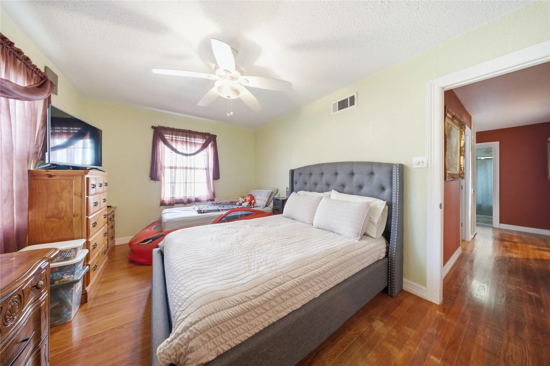 Single Family Residence For Sale in Dallas County , 3708 Matador Drive, Dallas, Texas 75220, 3 Bedroom, 2 Bathroom, Garage spaces, 1,146 Sqft, built in 1950, mls#21353753, Real Estate Agent in Dallas, Homes For Sale in Dallas county, Homes For Sale in Dallas, Realtor in Dallas Texas, Real Estate Brokerage Independent Realty Texas, Luminita Cordes Realtor