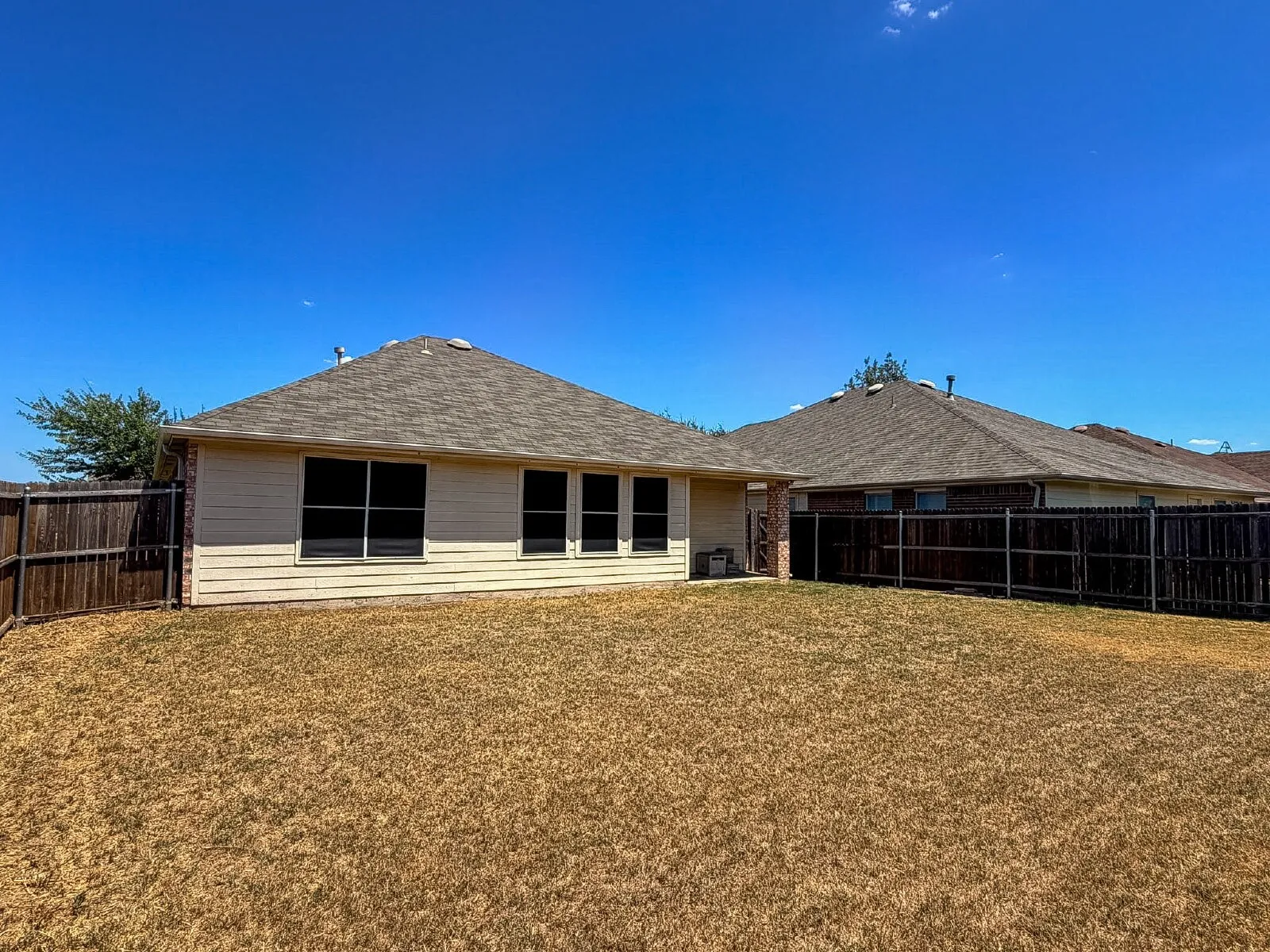 Single Family Residence For Rent in Tarrant County , 633 Canoe Way, Crowley, Texas 76036, 3 Bedroom, 2 Bathroom, 2 Garage spaces, 1,510 Sqft, built in 2006, mls#21353748, Real Estate Agent in Crowley, Homes For Rent in Tarrant county, Homes For Rent in Crowley, Realtor in Crowley Texas, Real Estate Brokerage Independent Realty Texas, Luminita Cordes Realtor