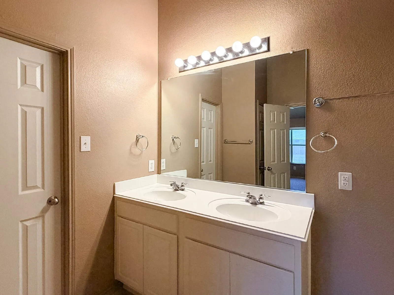 Single Family Residence For Rent in Tarrant County , 633 Canoe Way, Crowley, Texas 76036, 3 Bedroom, 2 Bathroom, 2 Garage spaces, 1,510 Sqft, built in 2006, mls#21353748, Real Estate Agent in Crowley, Homes For Rent in Tarrant county, Homes For Rent in Crowley, Realtor in Crowley Texas, Real Estate Brokerage Independent Realty Texas, Luminita Cordes Realtor