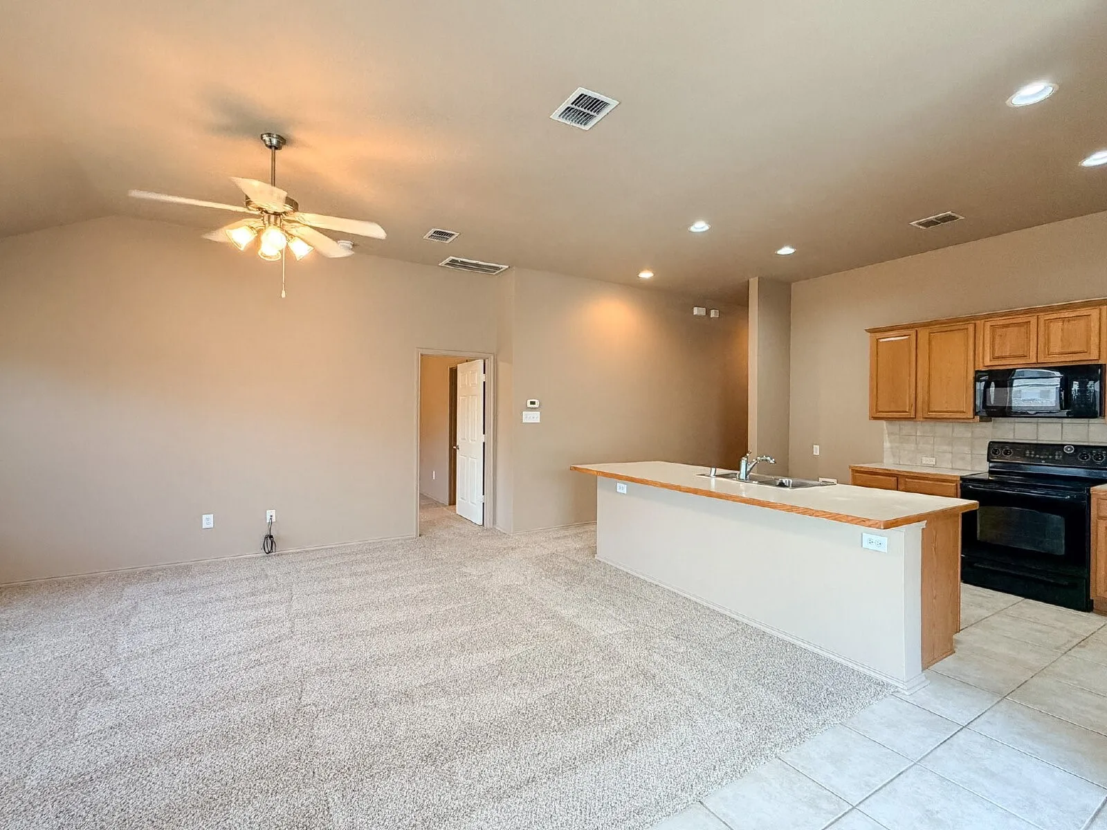 Single Family Residence For Rent in Tarrant County , 633 Canoe Way, Crowley, Texas 76036, 3 Bedroom, 2 Bathroom, 2 Garage spaces, 1,510 Sqft, built in 2006, mls#21353748, Real Estate Agent in Crowley, Homes For Rent in Tarrant county, Homes For Rent in Crowley, Realtor in Crowley Texas, Real Estate Brokerage Independent Realty Texas, Luminita Cordes Realtor