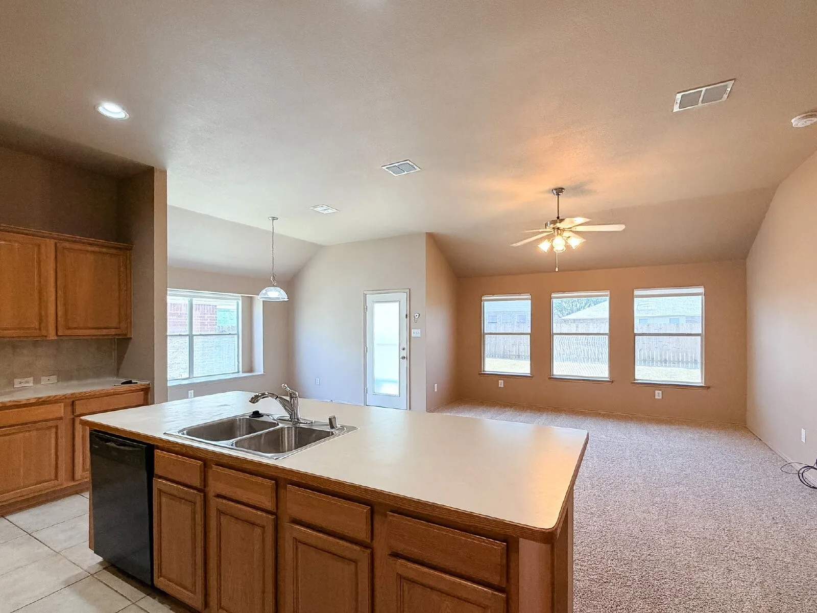 Single Family Residence For Rent in Tarrant County , 633 Canoe Way, Crowley, Texas 76036, 3 Bedroom, 2 Bathroom, 2 Garage spaces, 1,510 Sqft, built in 2006, mls#21353748, Real Estate Agent in Crowley, Homes For Rent in Tarrant county, Homes For Rent in Crowley, Realtor in Crowley Texas, Real Estate Brokerage Independent Realty Texas, Luminita Cordes Realtor