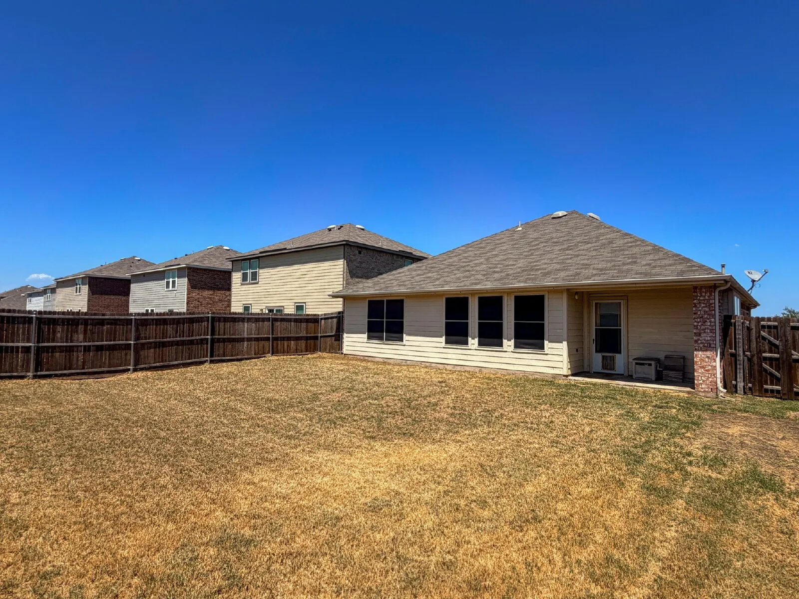 Single Family Residence For Rent in Tarrant County , 633 Canoe Way, Crowley, Texas 76036, 3 Bedroom, 2 Bathroom, 2 Garage spaces, 1,510 Sqft, built in 2006, mls#21353748, Real Estate Agent in Crowley, Homes For Rent in Tarrant county, Homes For Rent in Crowley, Realtor in Crowley Texas, Real Estate Brokerage Independent Realty Texas, Luminita Cordes Realtor