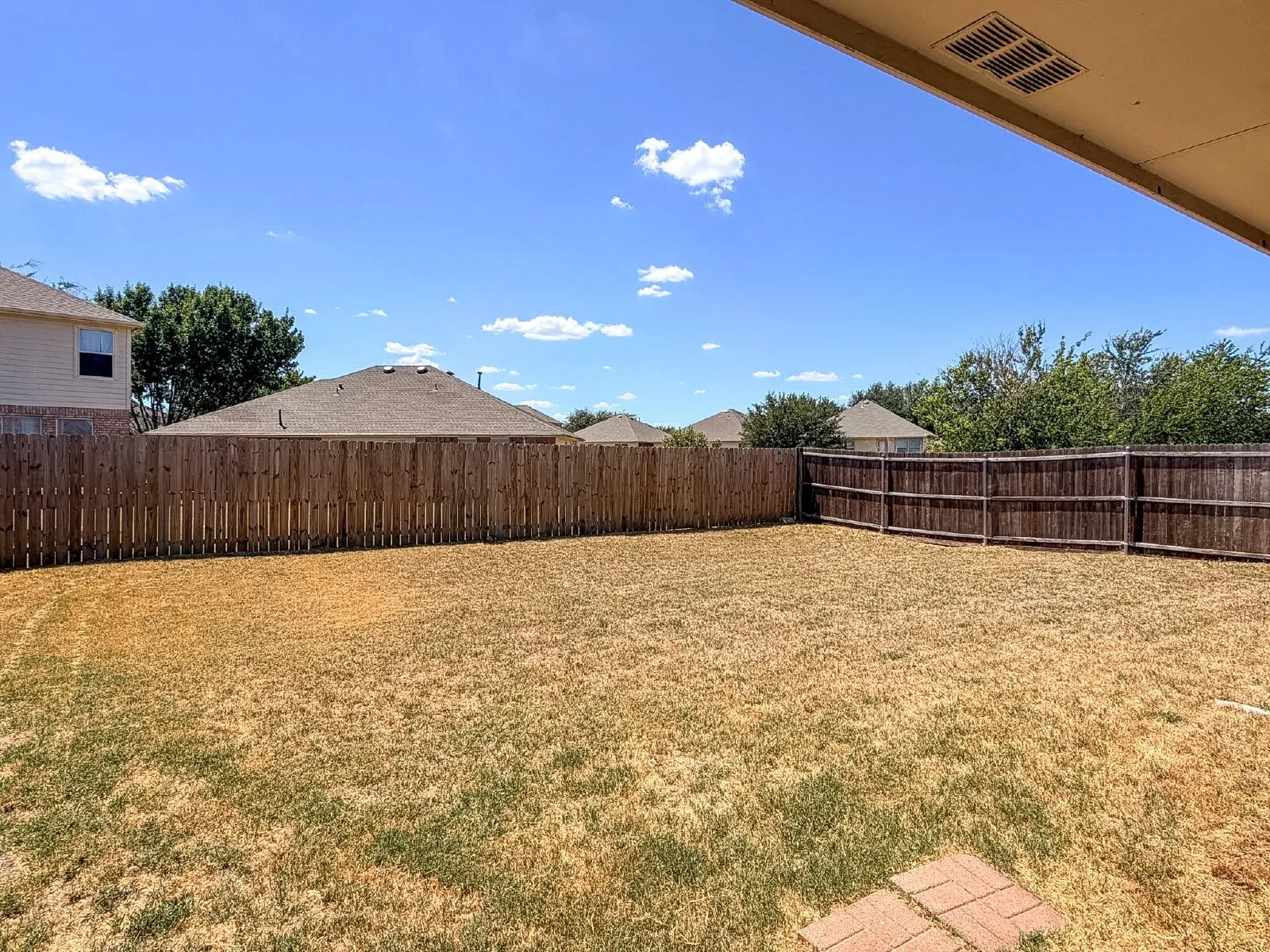 Single Family Residence For Rent in Tarrant County , 633 Canoe Way, Crowley, Texas 76036, 3 Bedroom, 2 Bathroom, 2 Garage spaces, 1,510 Sqft, built in 2006, mls#21353748, Real Estate Agent in Crowley, Homes For Rent in Tarrant county, Homes For Rent in Crowley, Realtor in Crowley Texas, Real Estate Brokerage Independent Realty Texas, Luminita Cordes Realtor