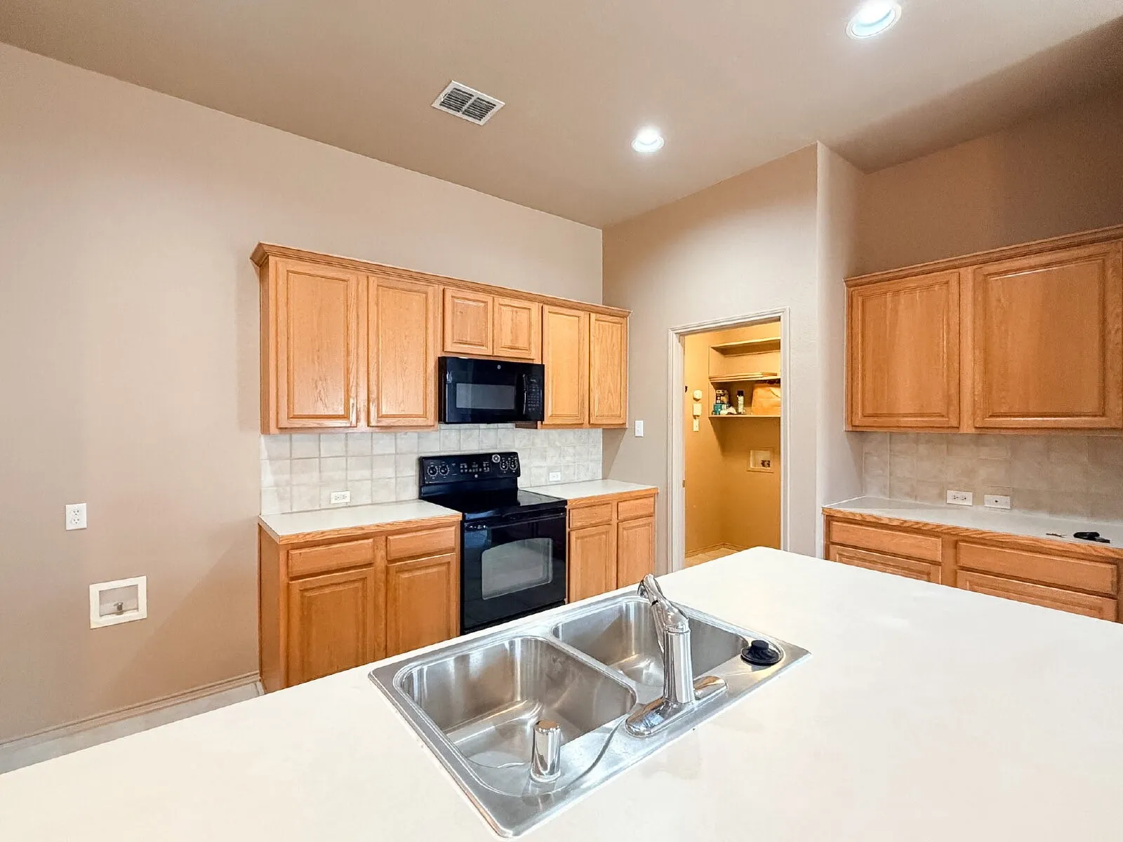 Single Family Residence For Rent in Tarrant County , 633 Canoe Way, Crowley, Texas 76036, 3 Bedroom, 2 Bathroom, 2 Garage spaces, 1,510 Sqft, built in 2006, mls#21353748, Real Estate Agent in Crowley, Homes For Rent in Tarrant county, Homes For Rent in Crowley, Realtor in Crowley Texas, Real Estate Brokerage Independent Realty Texas, Luminita Cordes Realtor
