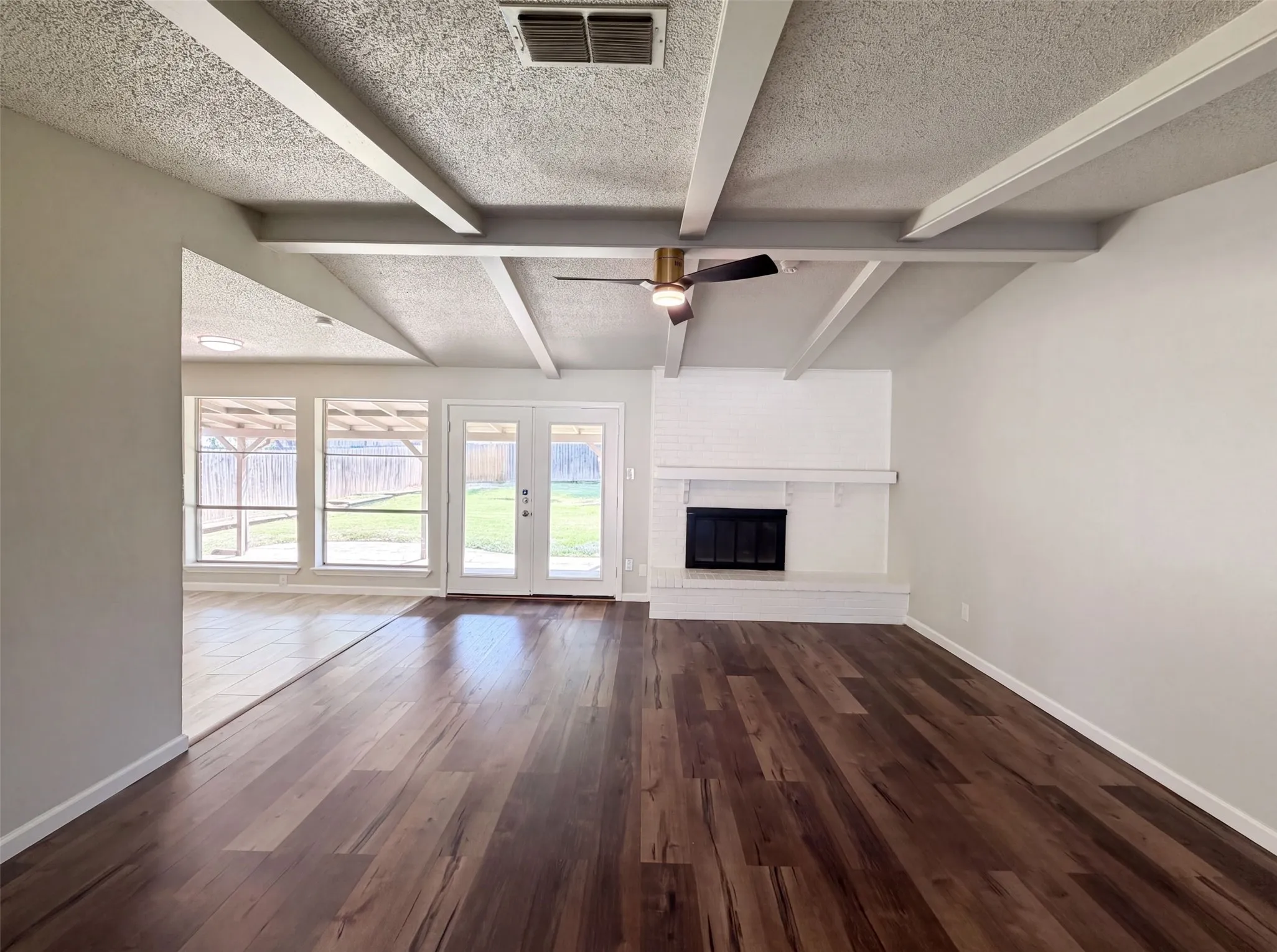 Single Family Residence For Sale in Tarrant County , 2136 Mountainview Drive, Hurst, Texas 76054, 3 Bedroom, 2 Bathroom, 2 Garage spaces, 1,568 Sqft, built in 1971, mls#21353752, Real Estate Agent in Hurst, Homes For Sale in Tarrant county, Homes For Sale in Hurst, Realtor in Hurst Texas, Real Estate Brokerage Independent Realty Texas, Luminita Cordes Realtor