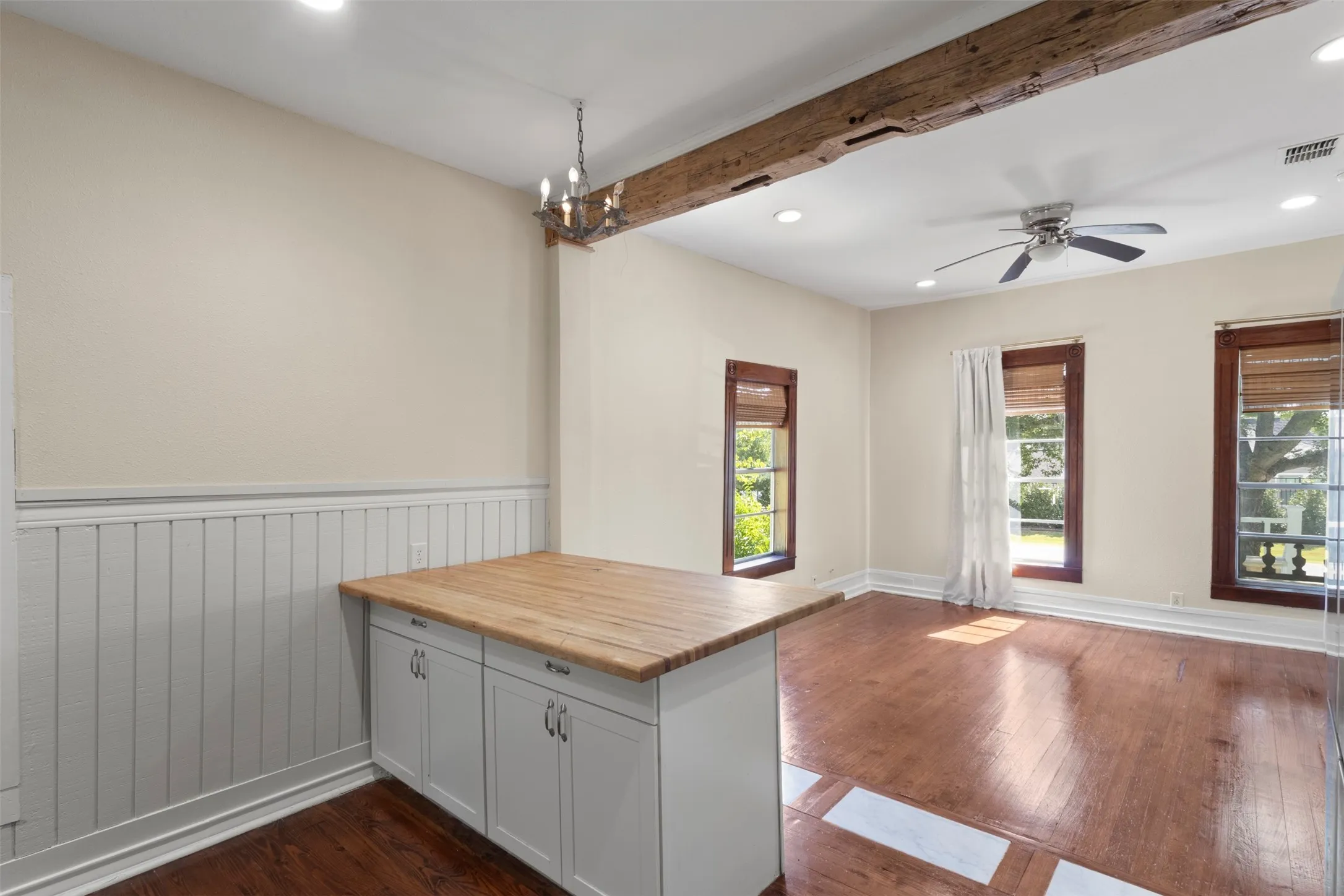 Single Family Residence For Rent in Collin County , 408 S College Street, Mc Kinney, Texas 75069, 2 Bedroom, 2 Bathroom, Garage spaces, 838 Sqft, built in 1925, mls#21353681, Real Estate Agent in Mc Kinney, Homes For Rent in Collin county, Homes For Rent in Mc Kinney, Realtor in Mc Kinney Texas, Real Estate Brokerage Independent Realty Texas, Luminita Cordes Realtor