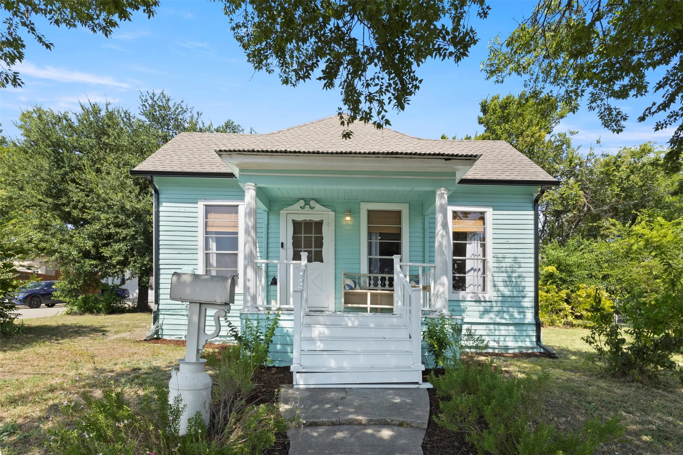 Single Family Residence For Rent in Collin County , 408 S College Street, Mc Kinney, Texas 75069, 2 Bedroom, 2 Bathroom, Garage spaces, 838 Sqft, built in 1925, mls#21353681, Real Estate Agent in Mc Kinney, Homes For Rent in Collin county, Homes For Rent in Mc Kinney, Realtor in Mc Kinney Texas, Real Estate Brokerage Independent Realty Texas, Luminita Cordes Realtor