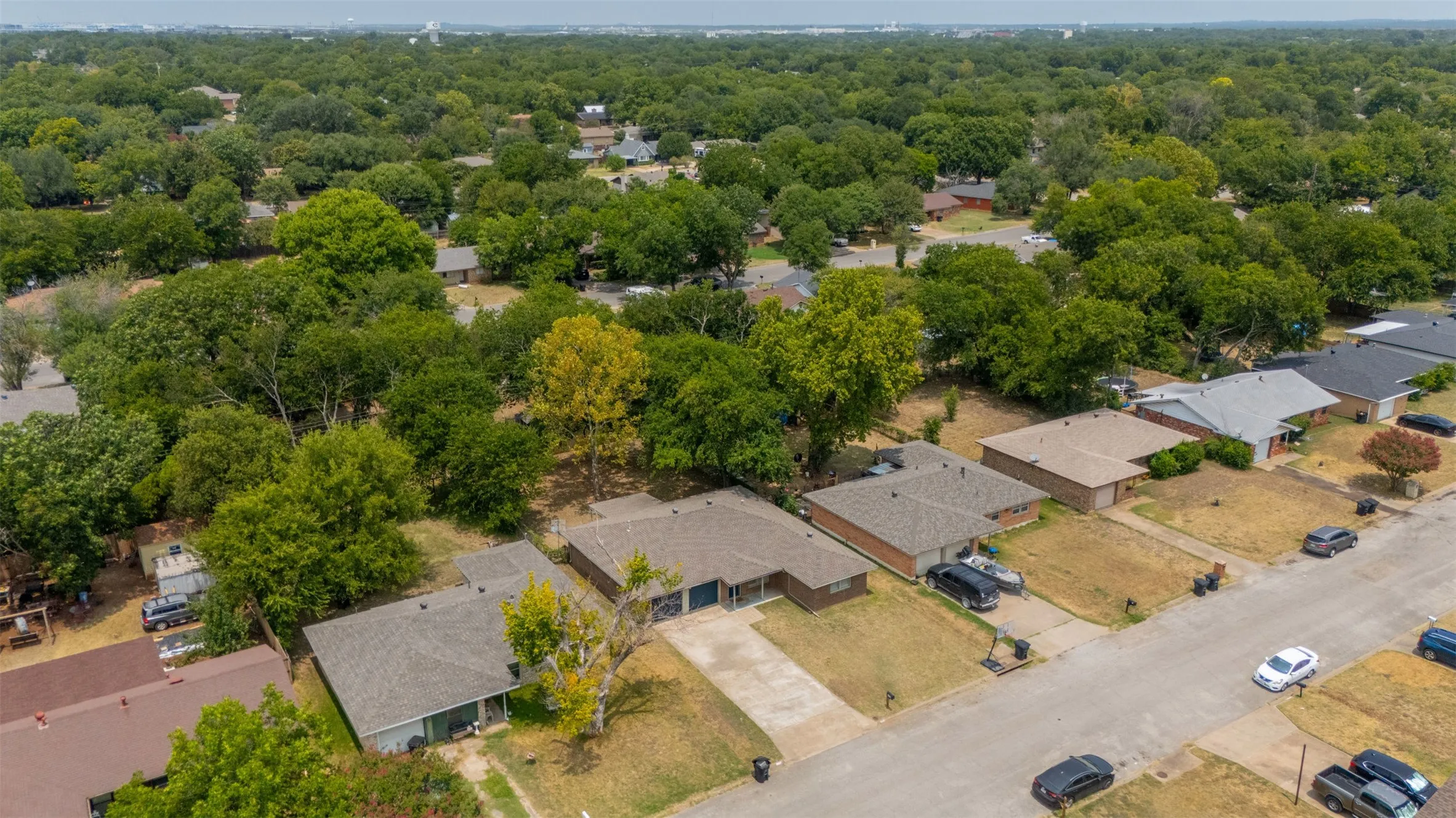 Single Family Residence For Sale in Johnson County , 1116 Center Street, Cleburne, Texas 76033, 3 Bedroom, 2 Bathroom, 2 Garage spaces, 1,607 Sqft, built in 1961, mls#21353729, Real Estate Agent in Cleburne, Homes For Sale in Johnson county, Homes For Sale in Cleburne, Realtor in Cleburne Texas, Real Estate Brokerage Independent Realty Texas, Luminita Cordes Realtor