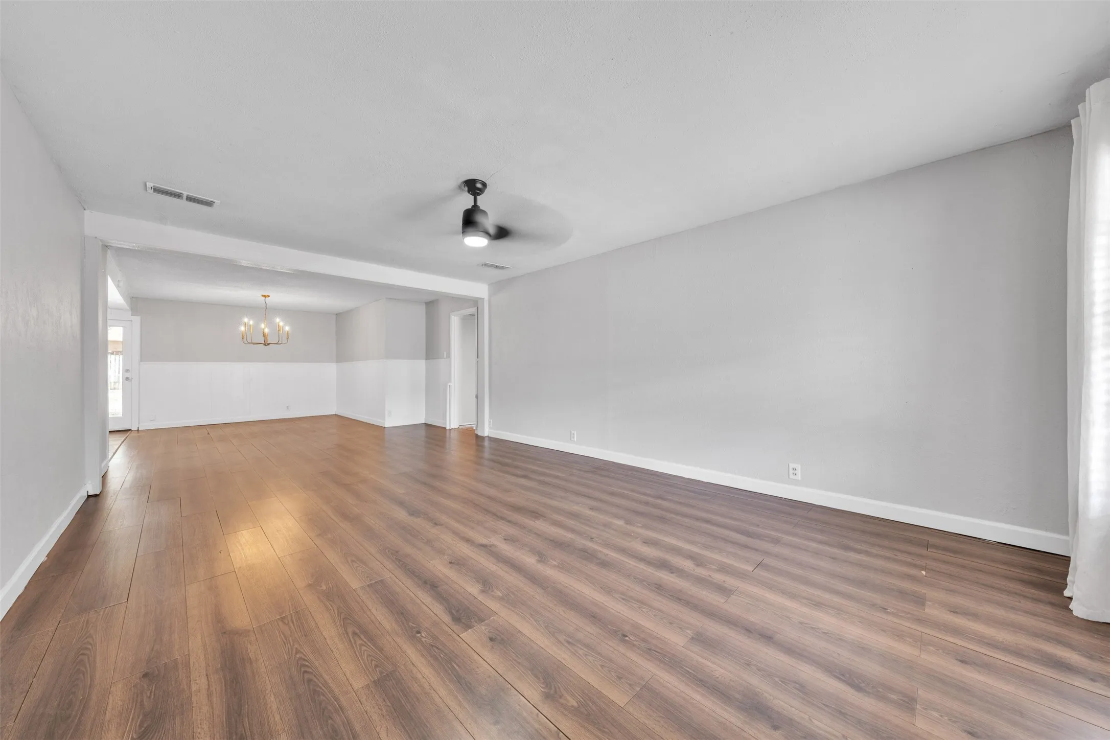 Single Family Residence For Sale in Johnson County , 1116 Center Street, Cleburne, Texas 76033, 3 Bedroom, 2 Bathroom, 2 Garage spaces, 1,607 Sqft, built in 1961, mls#21353729, Real Estate Agent in Cleburne, Homes For Sale in Johnson county, Homes For Sale in Cleburne, Realtor in Cleburne Texas, Real Estate Brokerage Independent Realty Texas, Luminita Cordes Realtor