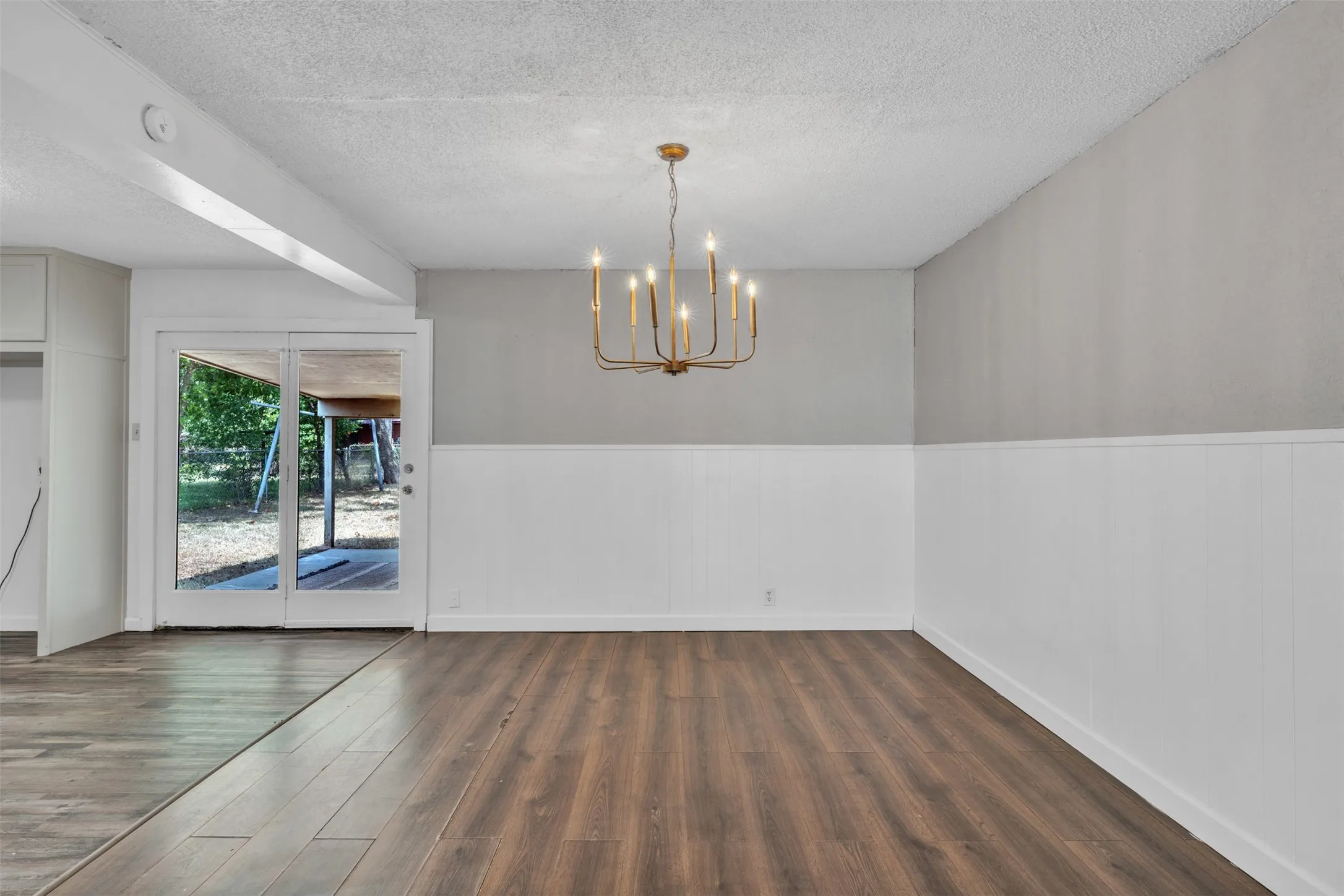Single Family Residence For Sale in Johnson County , 1116 Center Street, Cleburne, Texas 76033, 3 Bedroom, 2 Bathroom, 2 Garage spaces, 1,607 Sqft, built in 1961, mls#21353729, Real Estate Agent in Cleburne, Homes For Sale in Johnson county, Homes For Sale in Cleburne, Realtor in Cleburne Texas, Real Estate Brokerage Independent Realty Texas, Luminita Cordes Realtor