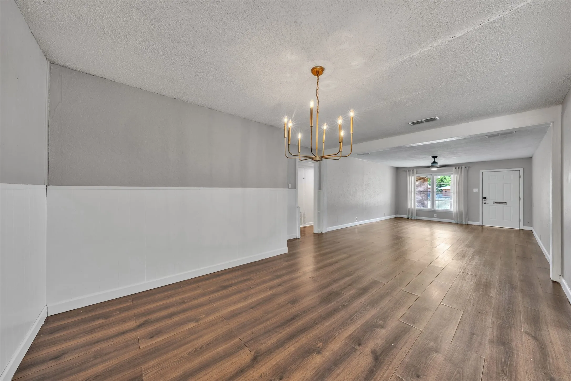 Single Family Residence For Sale in Johnson County , 1116 Center Street, Cleburne, Texas 76033, 3 Bedroom, 2 Bathroom, 2 Garage spaces, 1,607 Sqft, built in 1961, mls#21353729, Real Estate Agent in Cleburne, Homes For Sale in Johnson county, Homes For Sale in Cleburne, Realtor in Cleburne Texas, Real Estate Brokerage Independent Realty Texas, Luminita Cordes Realtor