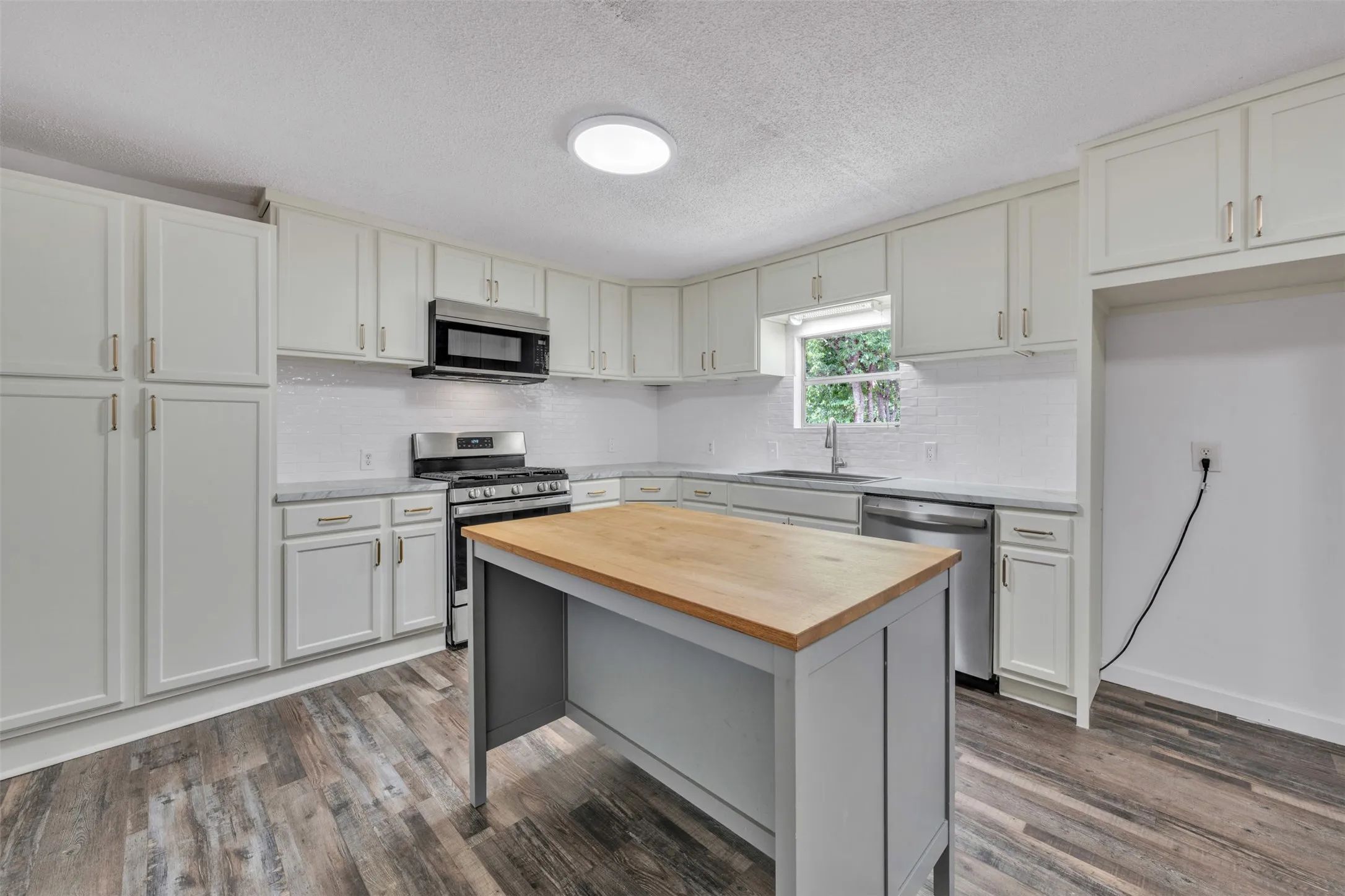Single Family Residence For Sale in Johnson County , 1116 Center Street, Cleburne, Texas 76033, 3 Bedroom, 2 Bathroom, 2 Garage spaces, 1,607 Sqft, built in 1961, mls#21353729, Real Estate Agent in Cleburne, Homes For Sale in Johnson county, Homes For Sale in Cleburne, Realtor in Cleburne Texas, Real Estate Brokerage Independent Realty Texas, Luminita Cordes Realtor