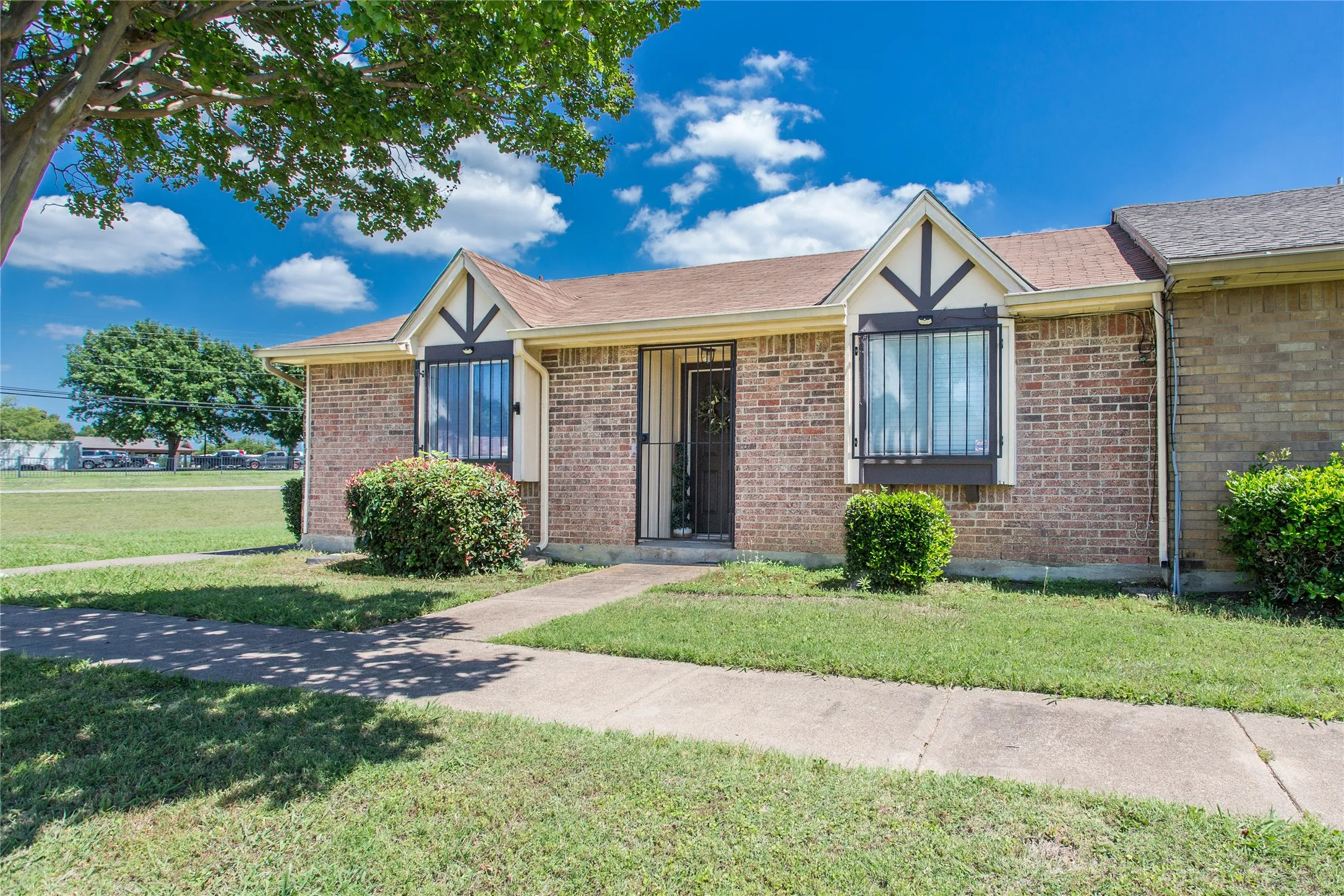 Townhouse For Sale in Dallas County , 33 E Townhouse Lane 30, Grand Prairie, Texas 75052, 2 Bedroom, 2 Bathroom, Garage spaces, 1,072 Sqft, built in 1979, mls#21339865, Real Estate Agent in Grand Prairie, Homes For Sale in Dallas county, Homes For Sale in Grand Prairie, Realtor in Grand Prairie Texas, Real Estate Brokerage Independent Realty Texas, Luminita Cordes Realtor