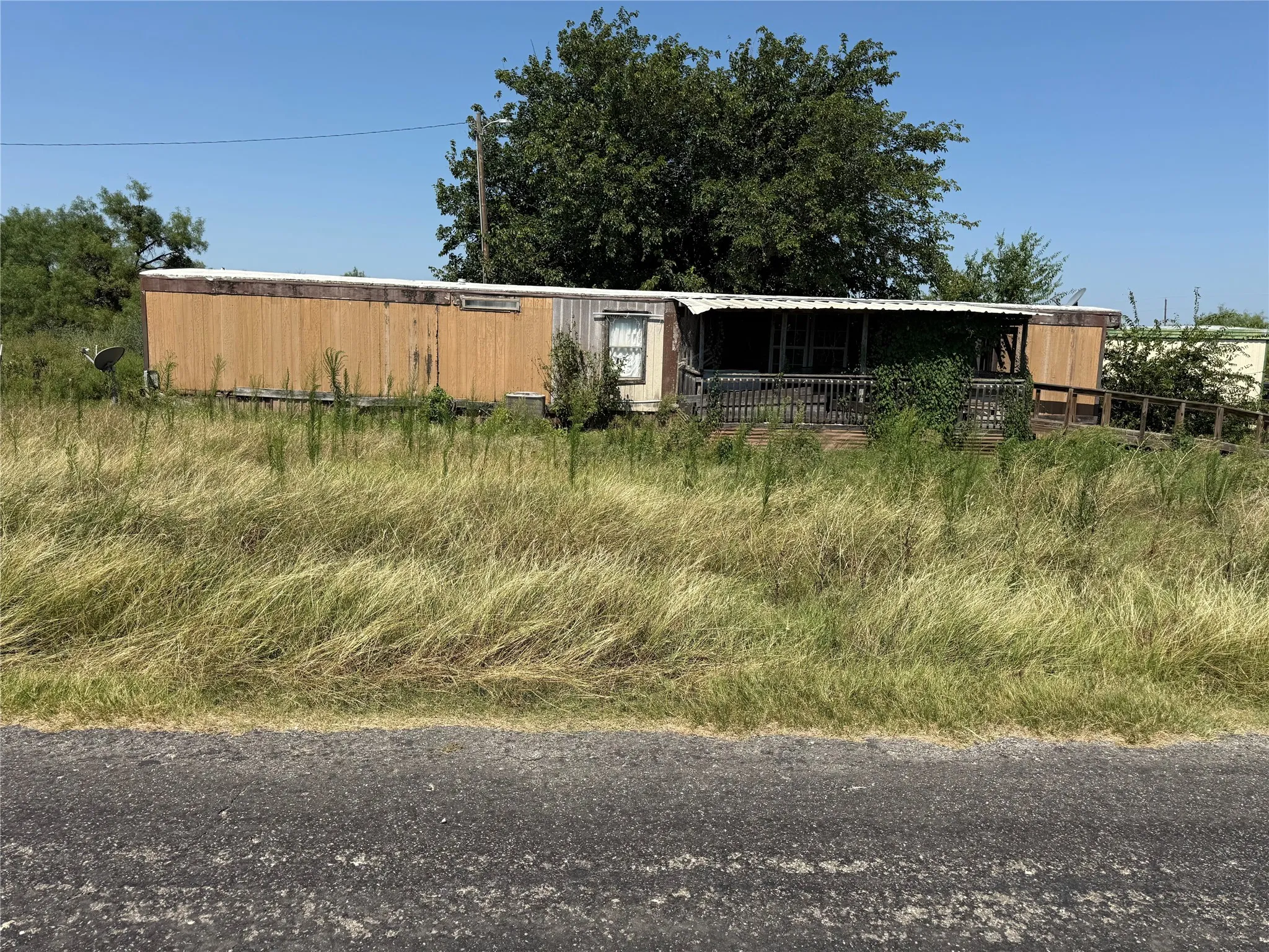 Mobile Home For Sale in Brown County , 1001 County Road 266, Zephyr, Texas 76890, 3 Bedroom, 3 Bathroom, Garage spaces, 1,792 Sqft, built in 1982, mls#21352760, Real Estate Agent in Zephyr, Homes For Sale in Brown county, Homes For Sale in Zephyr, Realtor in Zephyr Texas, Real Estate Brokerage Independent Realty Texas, Luminita Cordes Realtor