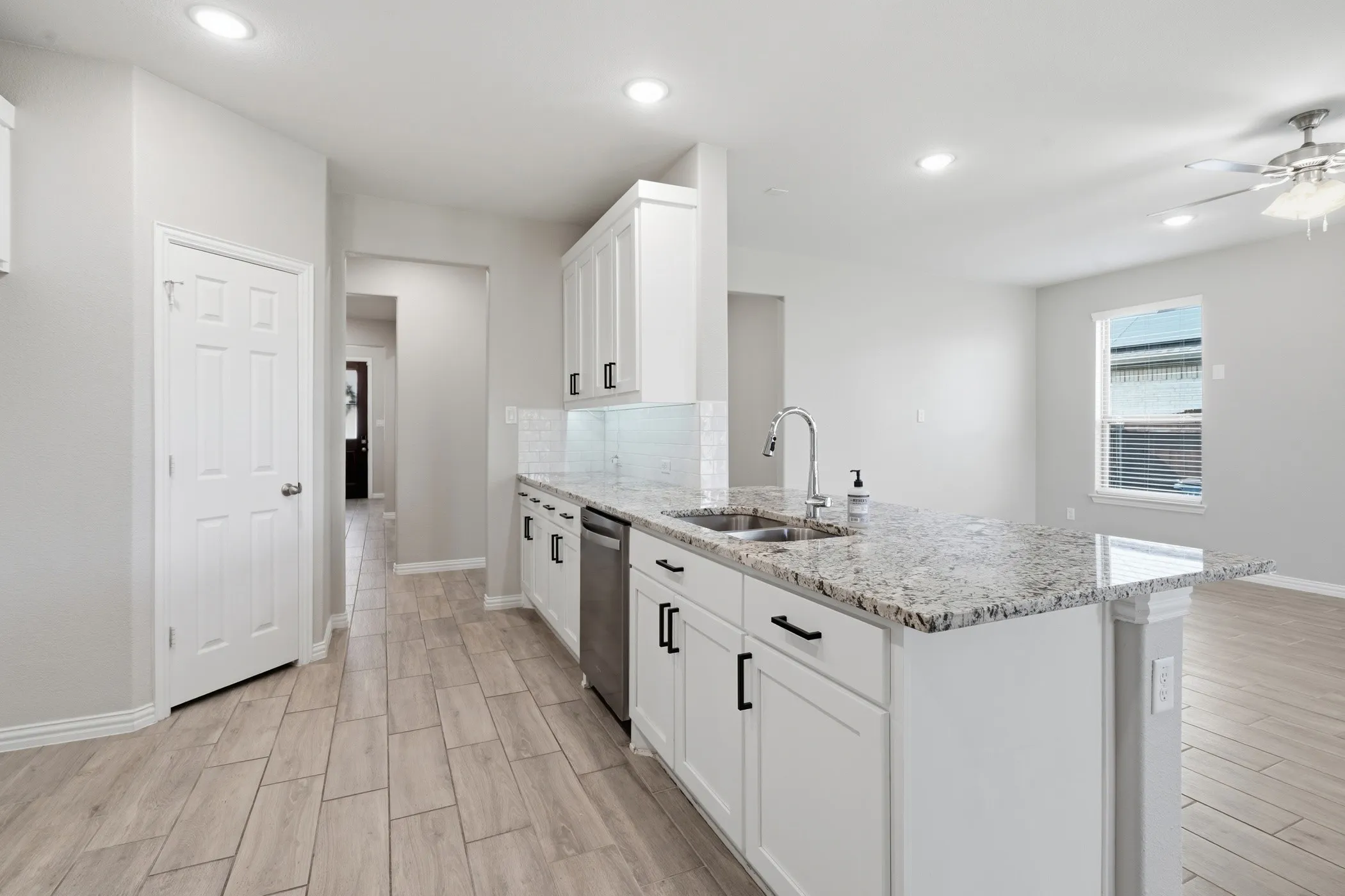 Single Family Residence For Sale in Johnson County , 1133 Rushmore Drive, Burleson, Texas 76028, 5 Bedroom, 4 Bathroom, 2 Garage spaces, 2,526 Sqft, built in 2022, mls#21339624, Real Estate Agent in Burleson, Homes For Sale in Johnson county, Homes For Sale in Burleson, Realtor in Burleson Texas, Real Estate Brokerage Independent Realty Texas, Luminita Cordes Realtor