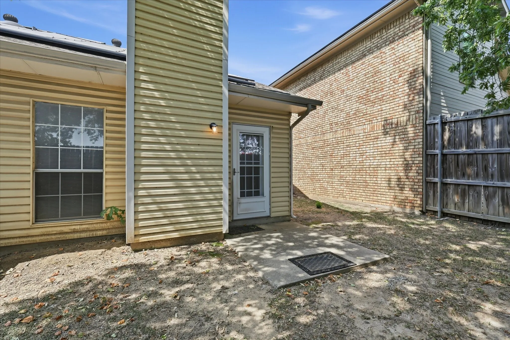 Single Family Residence For Sale in Denton County , 1367 Mimosa Lane, Lewisville, Texas 75077, 3 Bedroom, 2 Bathroom, 2 Garage spaces, 1,540 Sqft, built in 1986, mls#21353446, Real Estate Agent in Lewisville, Homes For Sale in Denton county, Homes For Sale in Lewisville, Realtor in Lewisville Texas, Real Estate Brokerage Independent Realty Texas, Luminita Cordes Realtor