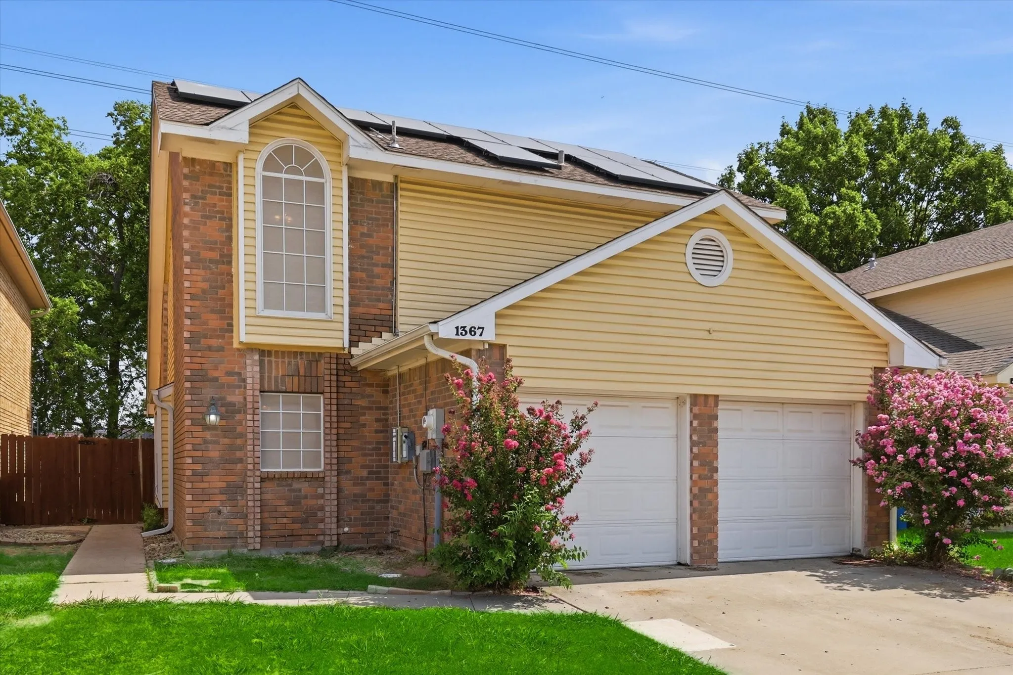 Single Family Residence For Sale in Denton County , 1367 Mimosa Lane, Lewisville, Texas 75077, 3 Bedroom, 2 Bathroom, 2 Garage spaces, 1,540 Sqft, built in 1986, mls#21353446, Real Estate Agent in Lewisville, Homes For Sale in Denton county, Homes For Sale in Lewisville, Realtor in Lewisville Texas, Real Estate Brokerage Independent Realty Texas, Luminita Cordes Realtor