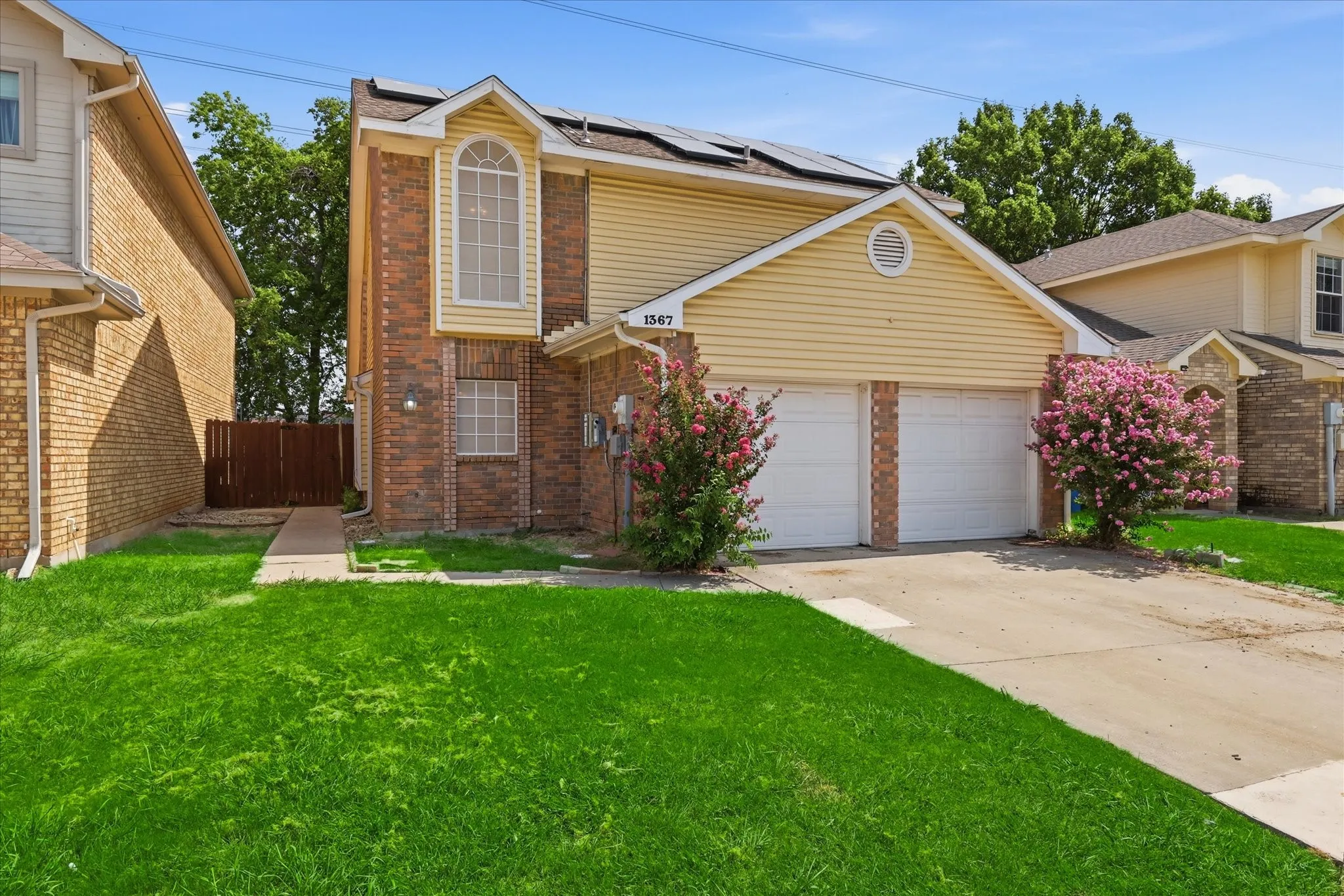 Single Family Residence For Sale in Denton County , 1367 Mimosa Lane, Lewisville, Texas 75077, 3 Bedroom, 2 Bathroom, 2 Garage spaces, 1,540 Sqft, built in 1986, mls#21353446, Real Estate Agent in Lewisville, Homes For Sale in Denton county, Homes For Sale in Lewisville, Realtor in Lewisville Texas, Real Estate Brokerage Independent Realty Texas, Luminita Cordes Realtor