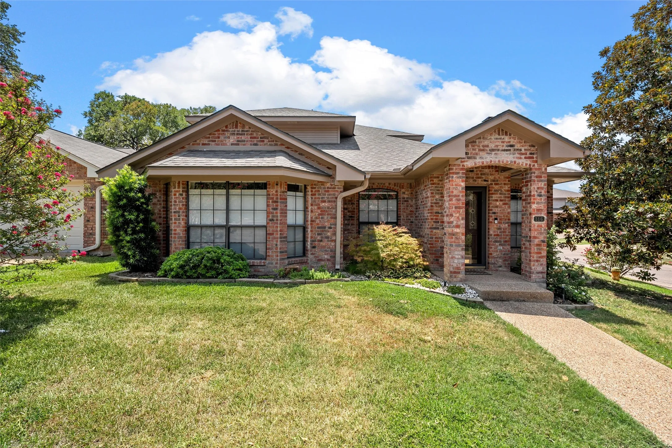 Single Family Residence For Sale in Mc Lennan County , 316 Tree Grove, Woodway, Texas 76712, 3 Bedroom, 3 Bathroom, 1 Garage spaces, 2,007 Sqft, built in 1991, mls#21349365, Real Estate Agent in Woodway, Homes For Sale in Mc Lennan county, Homes For Sale in Woodway, Realtor in Woodway Texas, Real Estate Brokerage Independent Realty Texas, Luminita Cordes Realtor