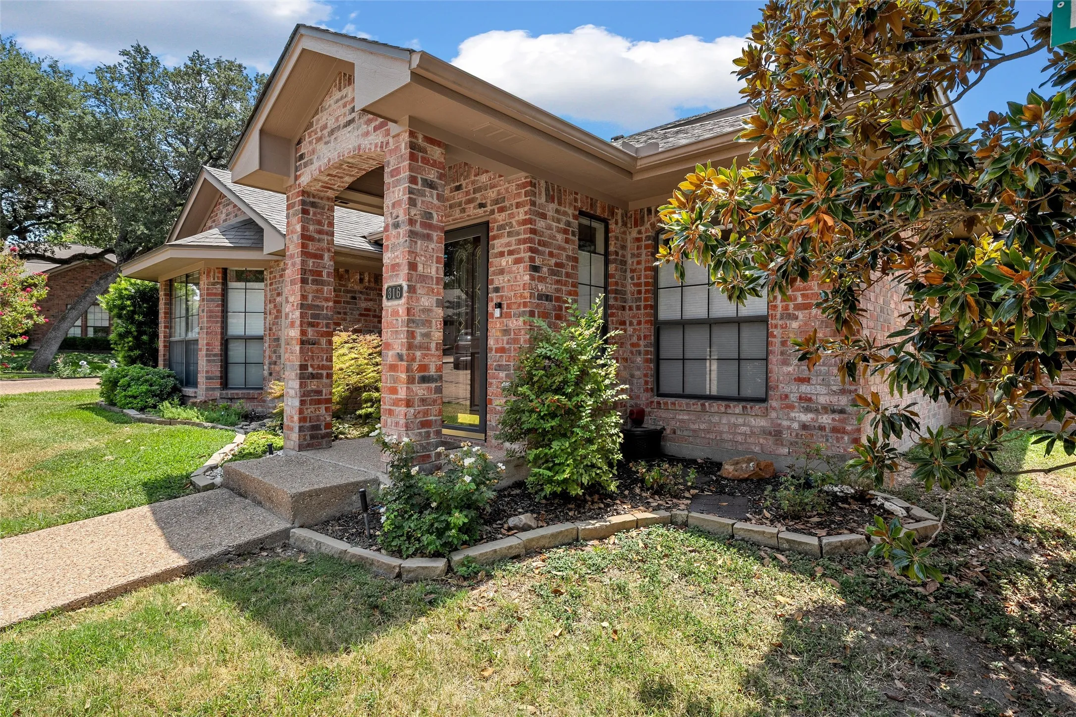 Single Family Residence For Sale in Mc Lennan County , 316 Tree Grove, Woodway, Texas 76712, 3 Bedroom, 3 Bathroom, 1 Garage spaces, 2,007 Sqft, built in 1991, mls#21349365, Real Estate Agent in Woodway, Homes For Sale in Mc Lennan county, Homes For Sale in Woodway, Realtor in Woodway Texas, Real Estate Brokerage Independent Realty Texas, Luminita Cordes Realtor