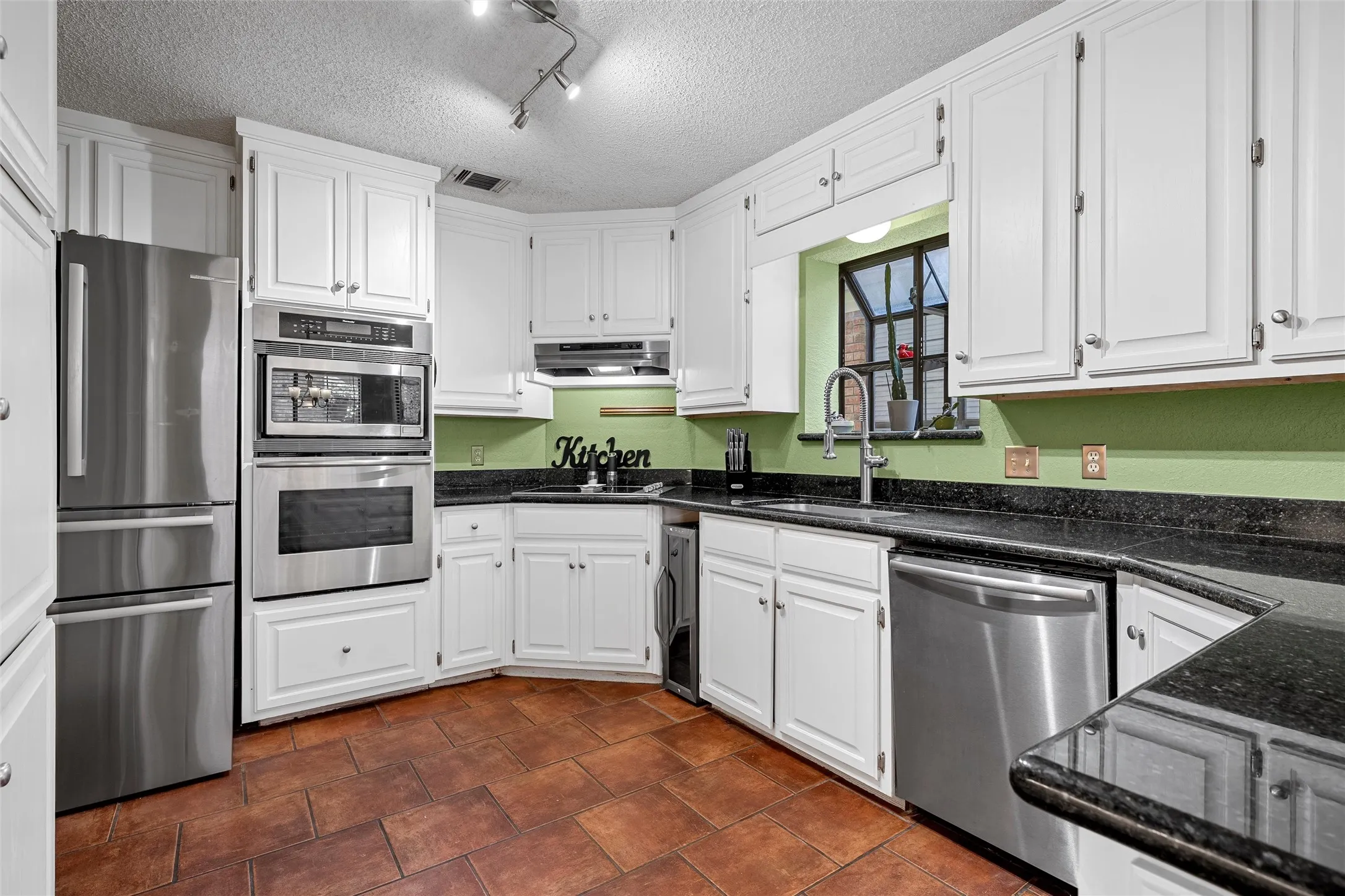 Single Family Residence For Sale in Mc Lennan County , 316 Tree Grove, Woodway, Texas 76712, 3 Bedroom, 3 Bathroom, 1 Garage spaces, 2,007 Sqft, built in 1991, mls#21349365, Real Estate Agent in Woodway, Homes For Sale in Mc Lennan county, Homes For Sale in Woodway, Realtor in Woodway Texas, Real Estate Brokerage Independent Realty Texas, Luminita Cordes Realtor