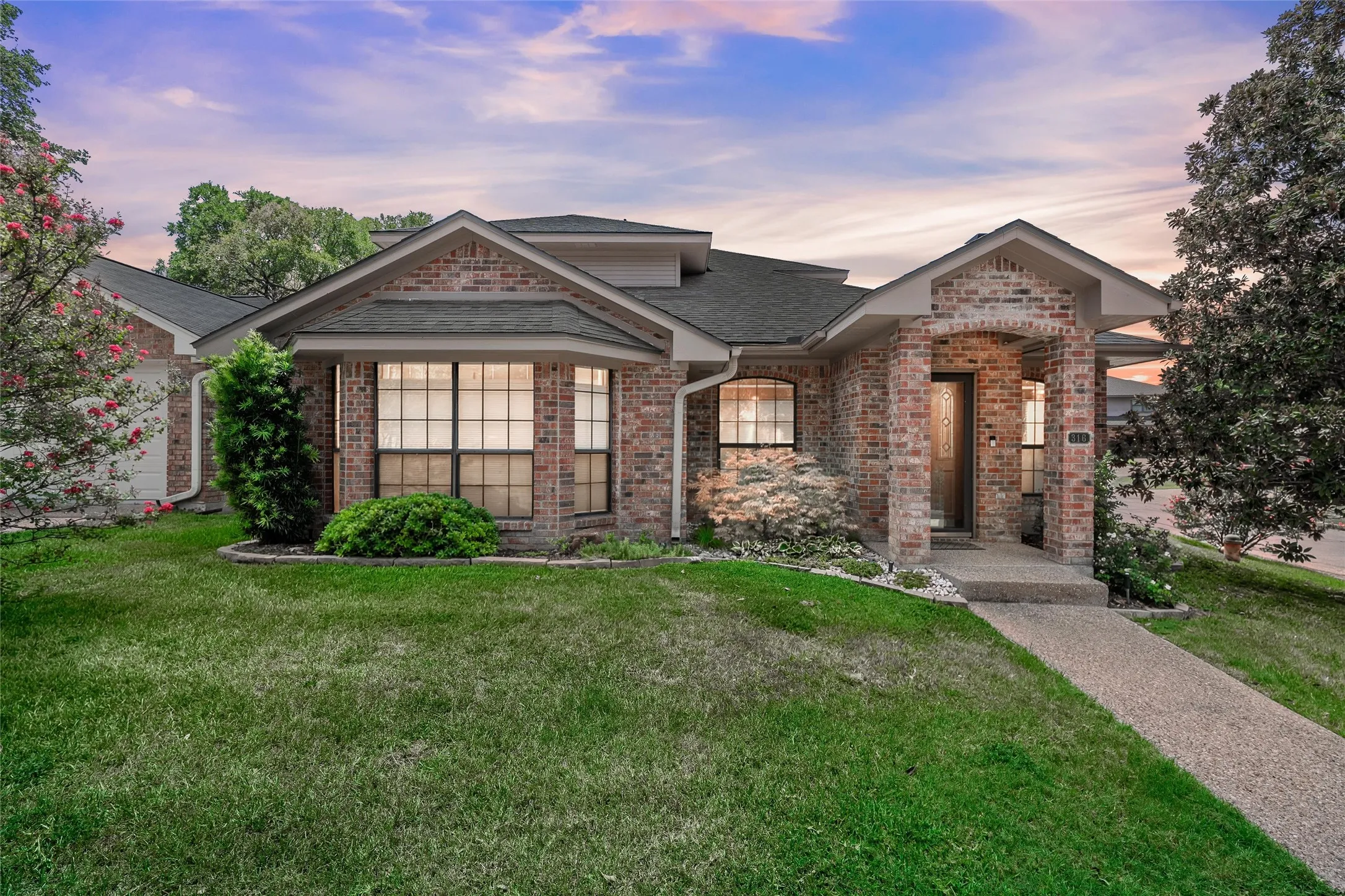 Single Family Residence For Sale in Mc Lennan County , 316 Tree Grove, Woodway, Texas 76712, 3 Bedroom, 3 Bathroom, 1 Garage spaces, 2,007 Sqft, built in 1991, mls#21349365, Real Estate Agent in Woodway, Homes For Sale in Mc Lennan county, Homes For Sale in Woodway, Realtor in Woodway Texas, Real Estate Brokerage Independent Realty Texas, Luminita Cordes Realtor