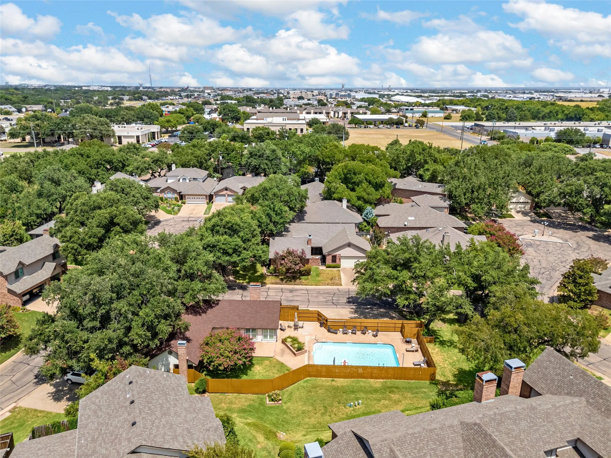 Single Family Residence For Sale in Mc Lennan County , 316 Tree Grove, Woodway, Texas 76712, 3 Bedroom, 3 Bathroom, 1 Garage spaces, 2,007 Sqft, built in 1991, mls#21349365, Real Estate Agent in Woodway, Homes For Sale in Mc Lennan county, Homes For Sale in Woodway, Realtor in Woodway Texas, Real Estate Brokerage Independent Realty Texas, Luminita Cordes Realtor