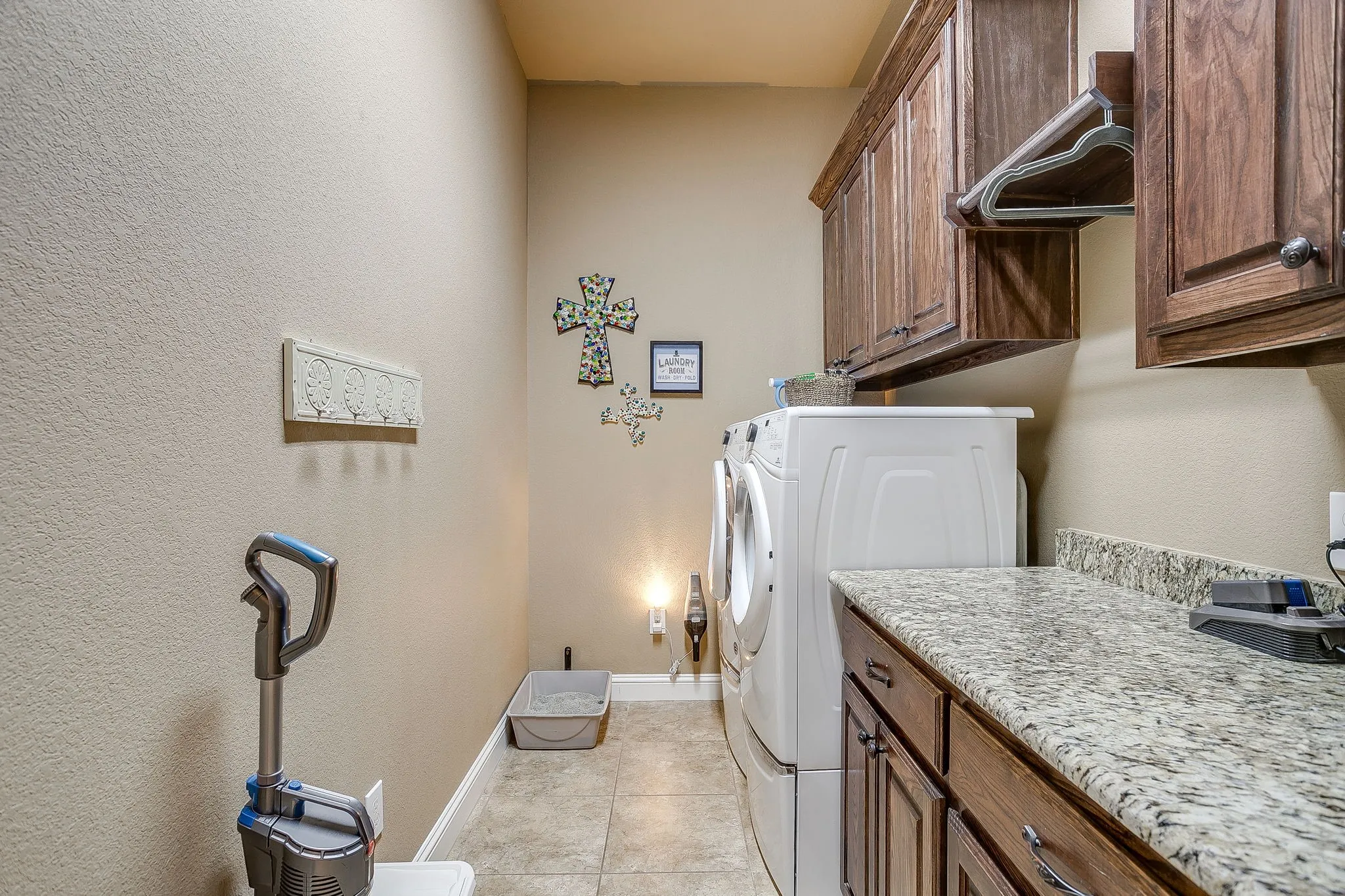 Single Family Residence For Sale in Johnson County , 8401 Fullerton Drive, Cleburne, Texas 76033, 5 Bedroom, 3 Bathroom, 3 Garage spaces, 2,800 Sqft, built in 2013, mls#21353642, Real Estate Agent in Cleburne, Homes For Sale in Johnson county, Homes For Sale in Cleburne, Realtor in Cleburne Texas, Real Estate Brokerage Independent Realty Texas, Luminita Cordes Realtor