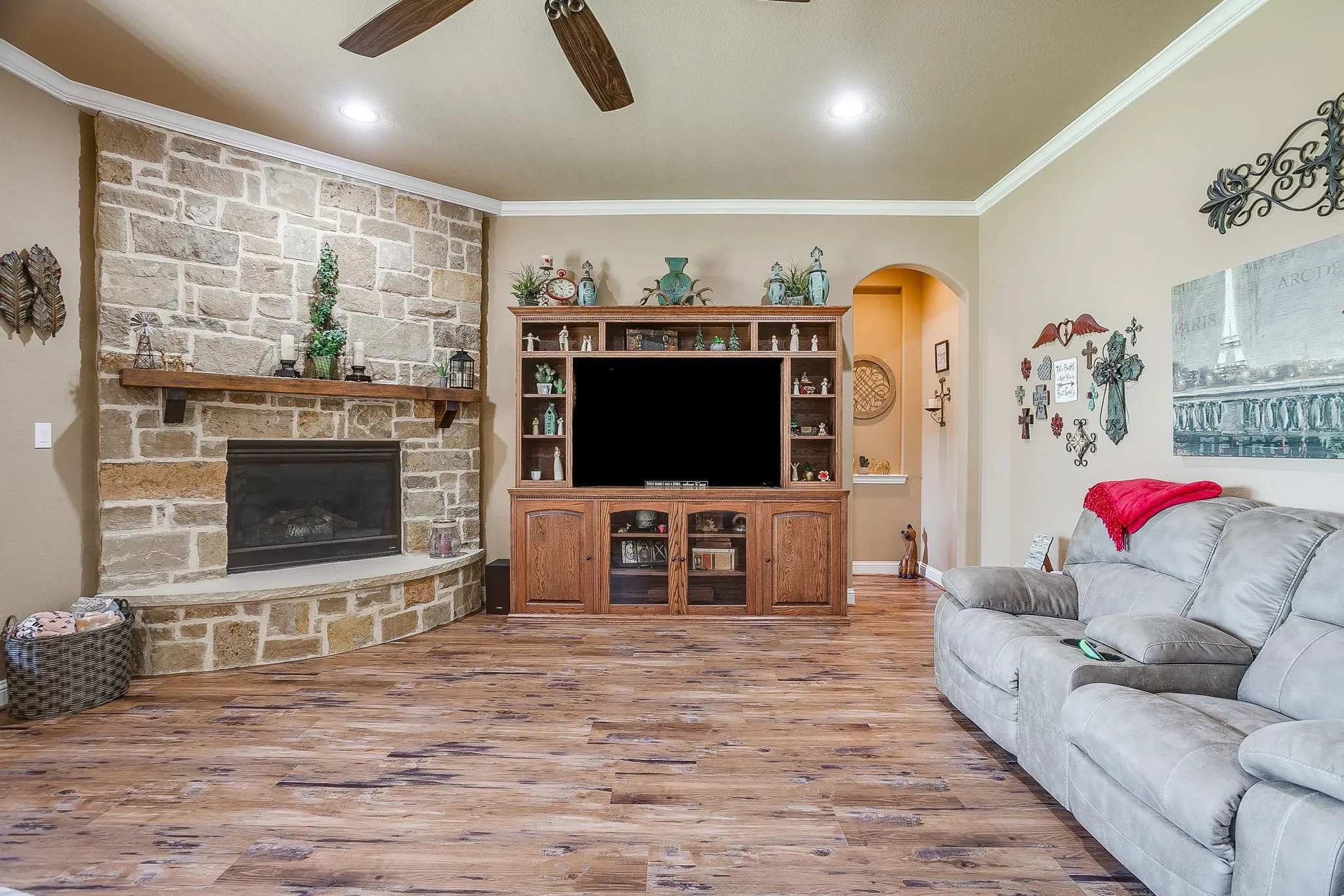 Single Family Residence For Sale in Johnson County , 8401 Fullerton Drive, Cleburne, Texas 76033, 5 Bedroom, 3 Bathroom, 3 Garage spaces, 2,800 Sqft, built in 2013, mls#21353642, Real Estate Agent in Cleburne, Homes For Sale in Johnson county, Homes For Sale in Cleburne, Realtor in Cleburne Texas, Real Estate Brokerage Independent Realty Texas, Luminita Cordes Realtor
