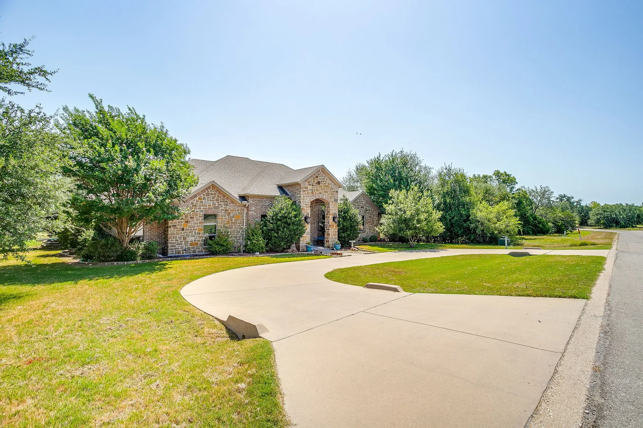 Single Family Residence For Sale in Johnson County , 8401 Fullerton Drive, Cleburne, Texas 76033, 5 Bedroom, 3 Bathroom, 3 Garage spaces, 2,800 Sqft, built in 2013, mls#21353642, Real Estate Agent in Cleburne, Homes For Sale in Johnson county, Homes For Sale in Cleburne, Realtor in Cleburne Texas, Real Estate Brokerage Independent Realty Texas, Luminita Cordes Realtor