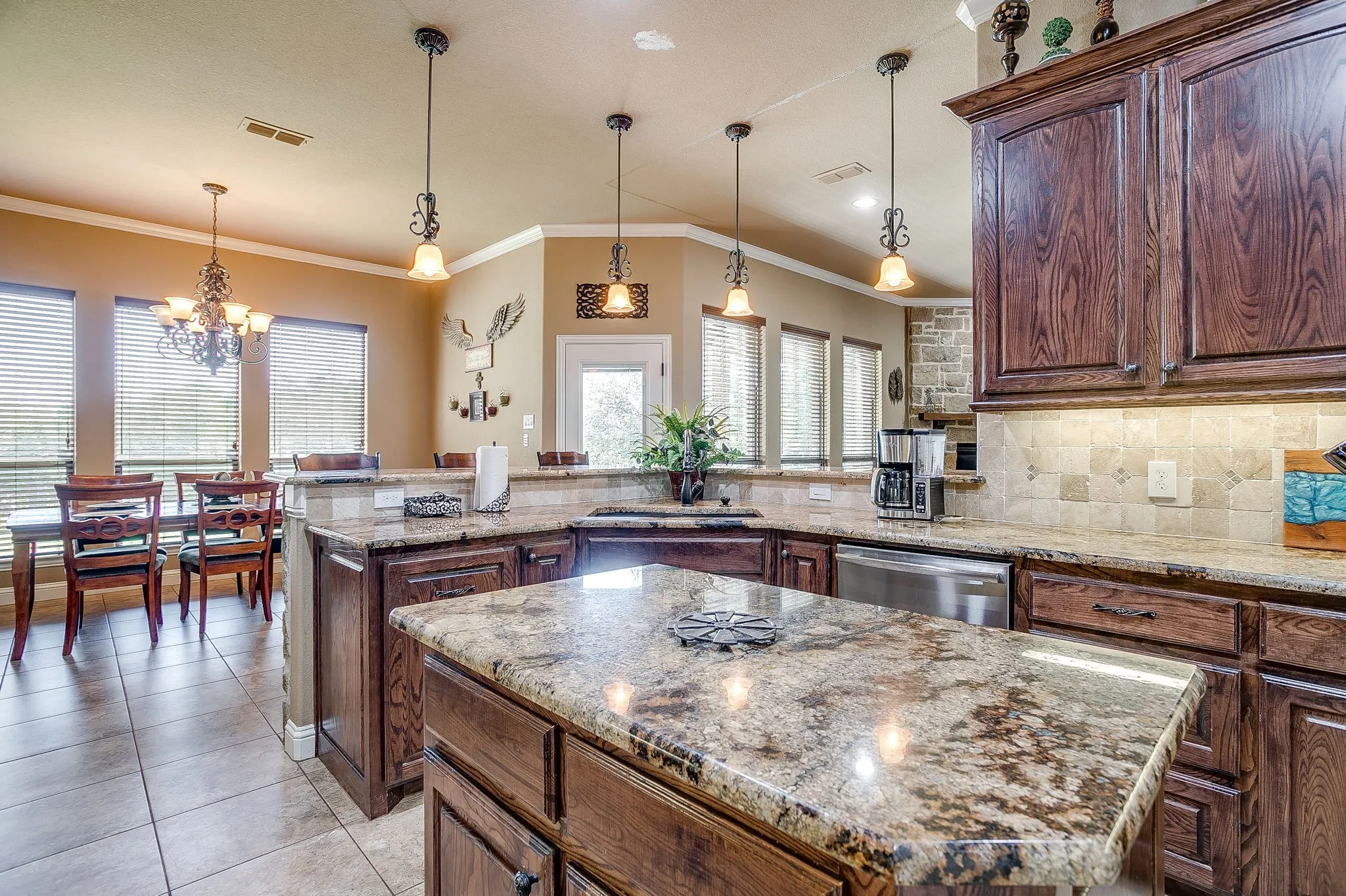 Single Family Residence For Sale in Johnson County , 8401 Fullerton Drive, Cleburne, Texas 76033, 5 Bedroom, 3 Bathroom, 3 Garage spaces, 2,800 Sqft, built in 2013, mls#21353642, Real Estate Agent in Cleburne, Homes For Sale in Johnson county, Homes For Sale in Cleburne, Realtor in Cleburne Texas, Real Estate Brokerage Independent Realty Texas, Luminita Cordes Realtor