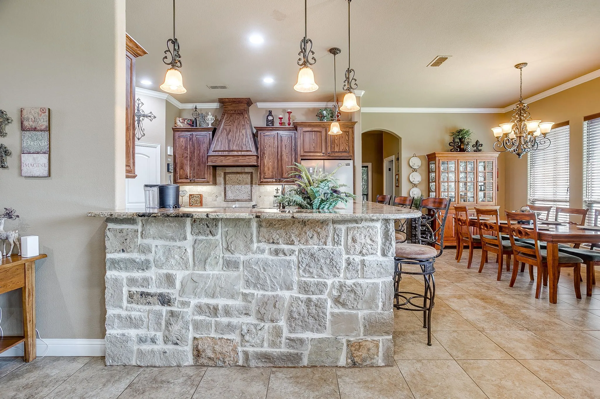 Single Family Residence For Sale in Johnson County , 8401 Fullerton Drive, Cleburne, Texas 76033, 5 Bedroom, 3 Bathroom, 3 Garage spaces, 2,800 Sqft, built in 2013, mls#21353642, Real Estate Agent in Cleburne, Homes For Sale in Johnson county, Homes For Sale in Cleburne, Realtor in Cleburne Texas, Real Estate Brokerage Independent Realty Texas, Luminita Cordes Realtor