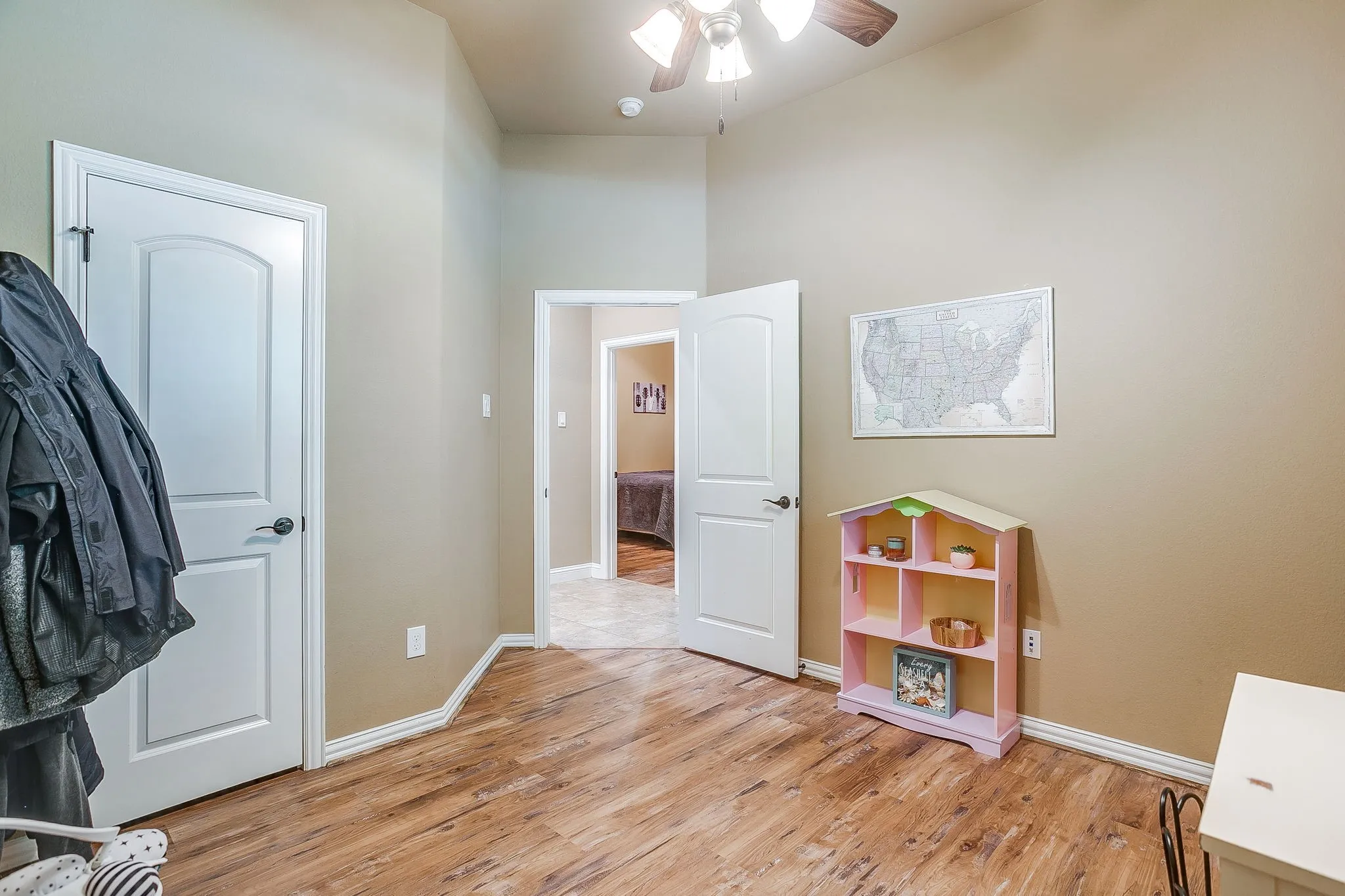 Single Family Residence For Sale in Johnson County , 8401 Fullerton Drive, Cleburne, Texas 76033, 5 Bedroom, 3 Bathroom, 3 Garage spaces, 2,800 Sqft, built in 2013, mls#21353642, Real Estate Agent in Cleburne, Homes For Sale in Johnson county, Homes For Sale in Cleburne, Realtor in Cleburne Texas, Real Estate Brokerage Independent Realty Texas, Luminita Cordes Realtor