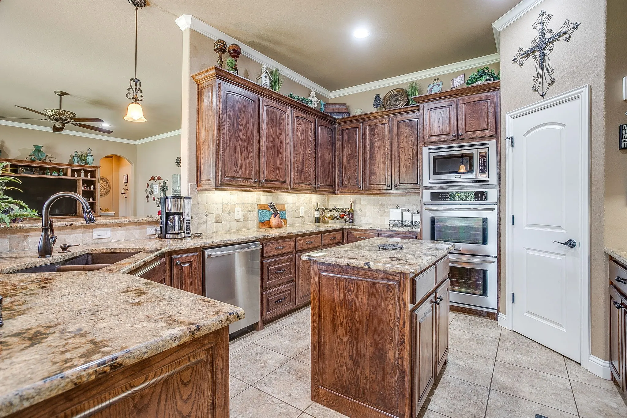 Single Family Residence For Sale in Johnson County , 8401 Fullerton Drive, Cleburne, Texas 76033, 5 Bedroom, 3 Bathroom, 3 Garage spaces, 2,800 Sqft, built in 2013, mls#21353642, Real Estate Agent in Cleburne, Homes For Sale in Johnson county, Homes For Sale in Cleburne, Realtor in Cleburne Texas, Real Estate Brokerage Independent Realty Texas, Luminita Cordes Realtor