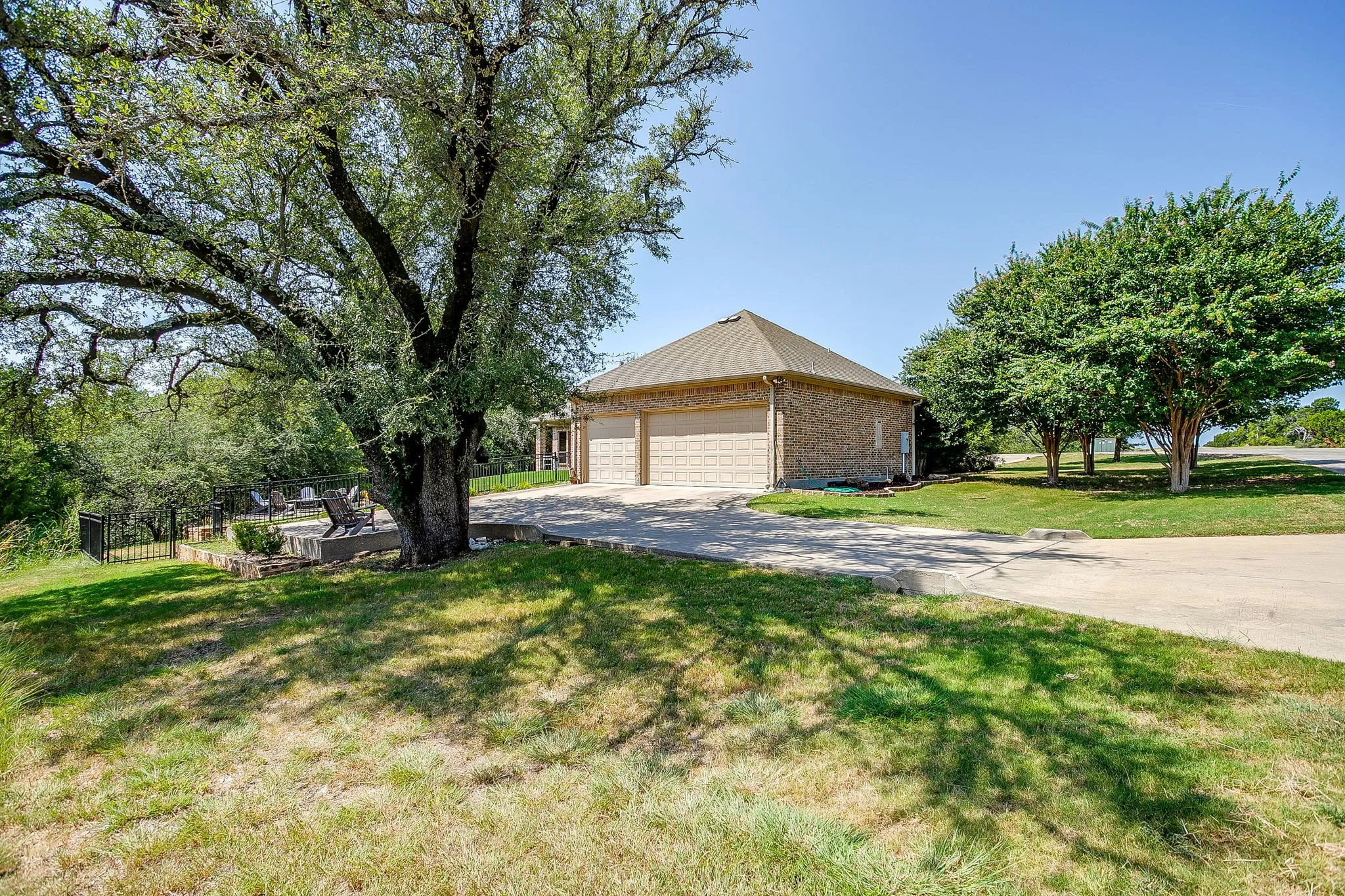 Single Family Residence For Sale in Johnson County , 8401 Fullerton Drive, Cleburne, Texas 76033, 5 Bedroom, 3 Bathroom, 3 Garage spaces, 2,800 Sqft, built in 2013, mls#21353642, Real Estate Agent in Cleburne, Homes For Sale in Johnson county, Homes For Sale in Cleburne, Realtor in Cleburne Texas, Real Estate Brokerage Independent Realty Texas, Luminita Cordes Realtor