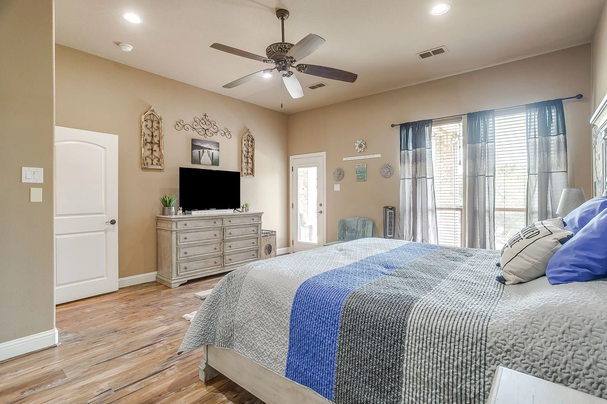 Single Family Residence For Sale in Johnson County , 8401 Fullerton Drive, Cleburne, Texas 76033, 5 Bedroom, 3 Bathroom, 3 Garage spaces, 2,800 Sqft, built in 2013, mls#21353642, Real Estate Agent in Cleburne, Homes For Sale in Johnson county, Homes For Sale in Cleburne, Realtor in Cleburne Texas, Real Estate Brokerage Independent Realty Texas, Luminita Cordes Realtor
