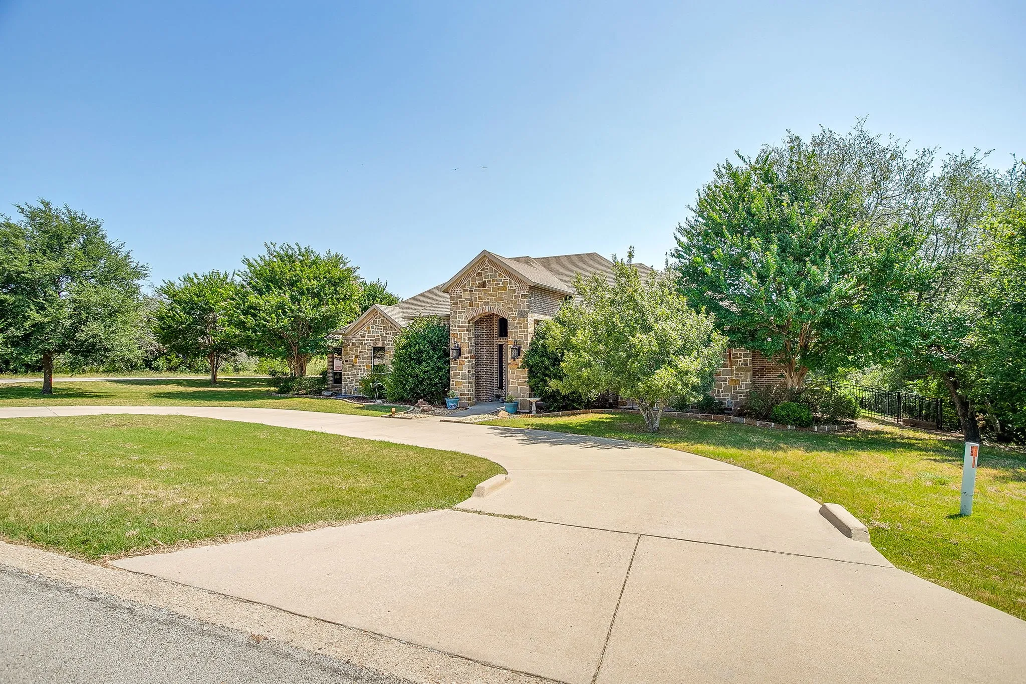Single Family Residence For Sale in Johnson County , 8401 Fullerton Drive, Cleburne, Texas 76033, 5 Bedroom, 3 Bathroom, 3 Garage spaces, 2,800 Sqft, built in 2013, mls#21353642, Real Estate Agent in Cleburne, Homes For Sale in Johnson county, Homes For Sale in Cleburne, Realtor in Cleburne Texas, Real Estate Brokerage Independent Realty Texas, Luminita Cordes Realtor