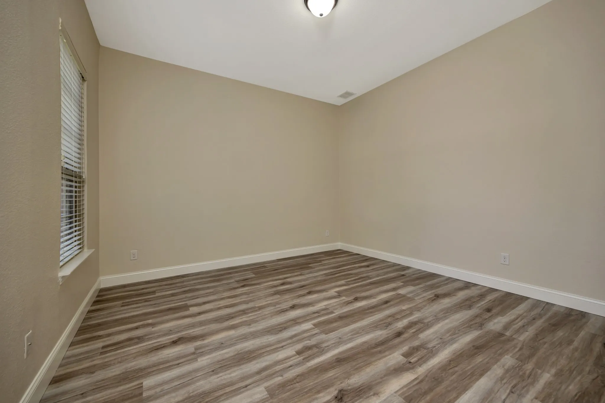 Bedroom 2 on the 1st floor perfect for guests or little one...